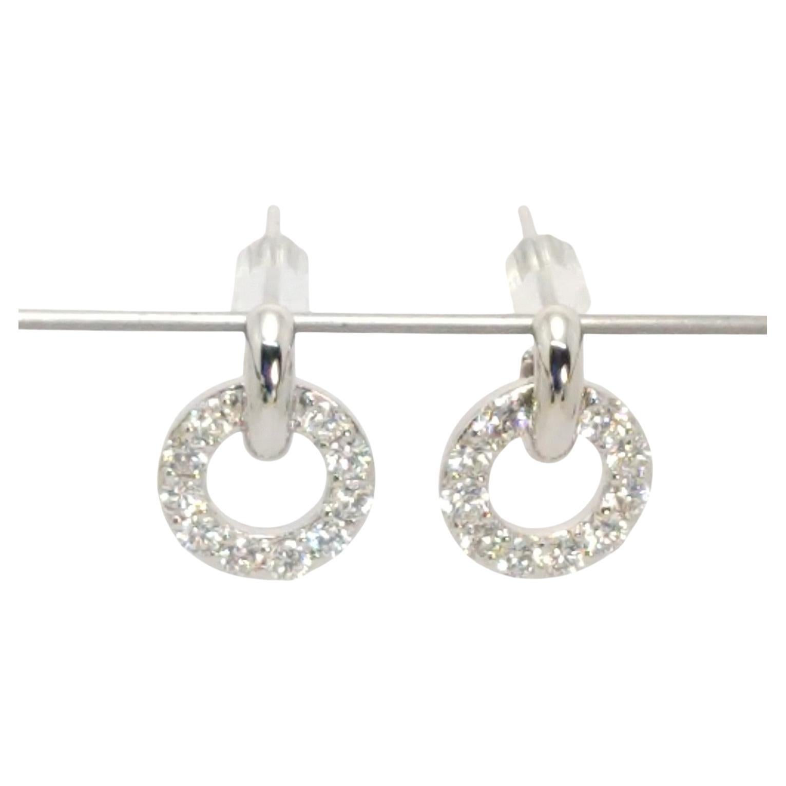 Diamante Petite in platino  Orecchini a cerchio con penzoloni, del designer Tiffany Thomas Kurilla, pratici ma sempre eleganti. Sono piccoli ma potenti. L'orecchino a cerchio ha un diametro di 14 mm x 10,5 mm. Eleganza per tutto il giorno, dal