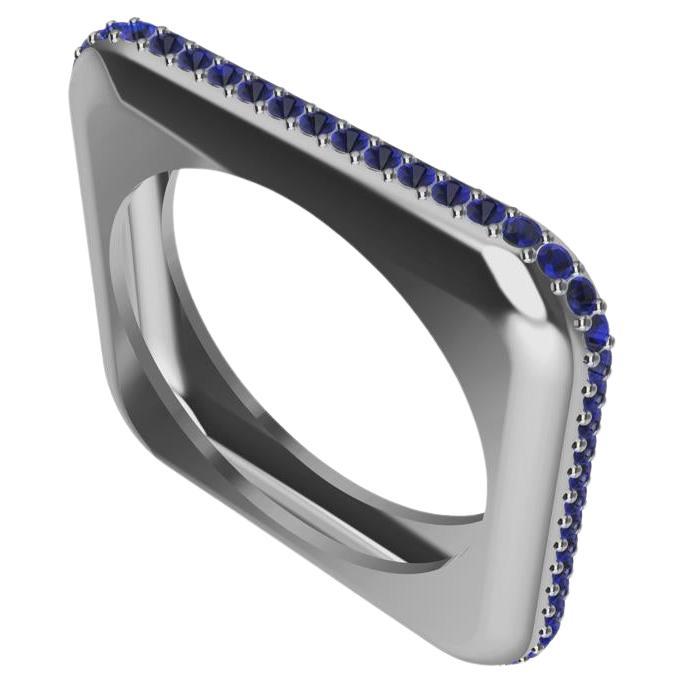 En vente :  Bague sculpture unisexe carrée et douce en platine avec saphirs bleus