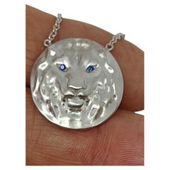 Collana con ciondolo in oro bianco 14 carati Leone con occhi di zaffiro