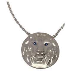 Collier pendentif lion en or blanc 14 carats avec yeux en saphir