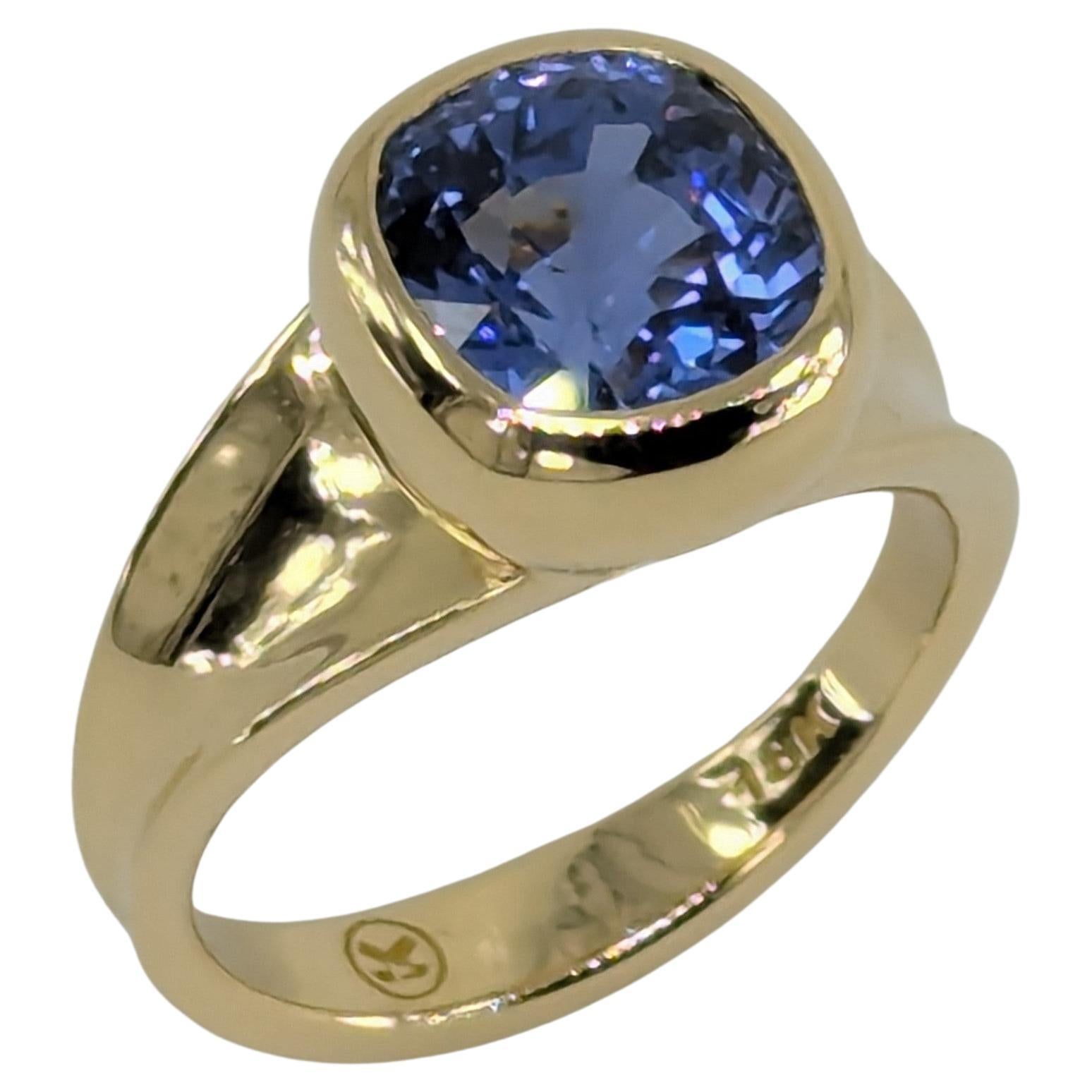 En venta: Anillo Escultura Zafiro Azul Corte Cojín Vivo 4,0 Quilates Oro Amarillo 18 Kilates  4
