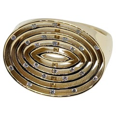 Ovaler Damenring aus 18 Karat Gelbgold mit konkaven Diamanten