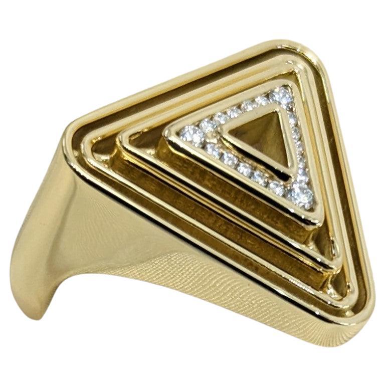 En vente :  Bague pyramide en or jaune 18 carats avec diamants en forme de triangle doux 7