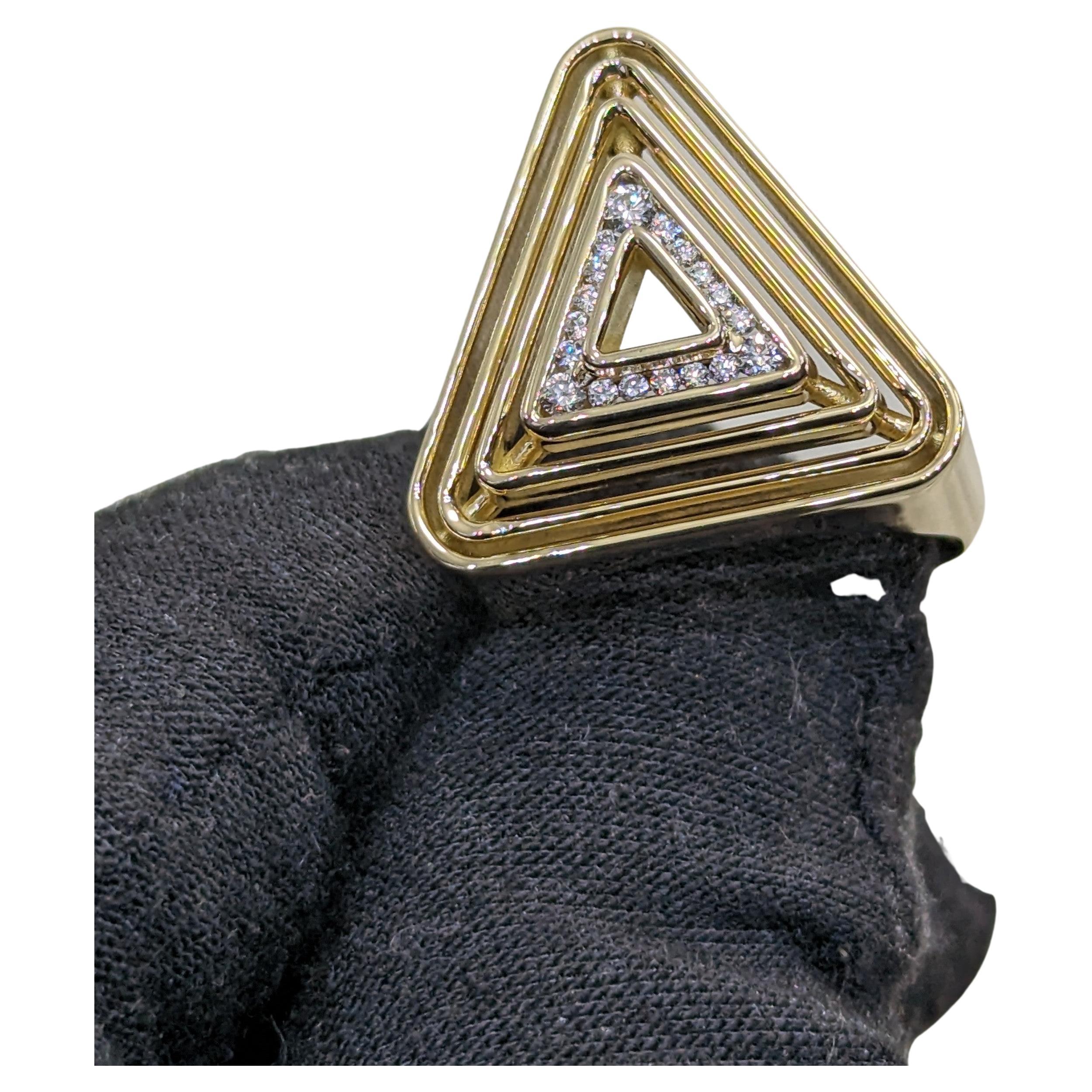 En vente :  Bague pyramide en or jaune 18 carats avec diamants en forme de triangle doux 4