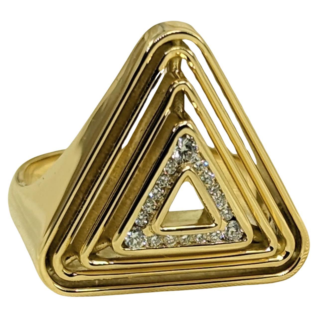 En vente :  Bague pyramide en or jaune 18 carats avec diamants en forme de triangle doux