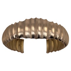 Brazalete ancho de vértebras de oro rosa de 20 quilates