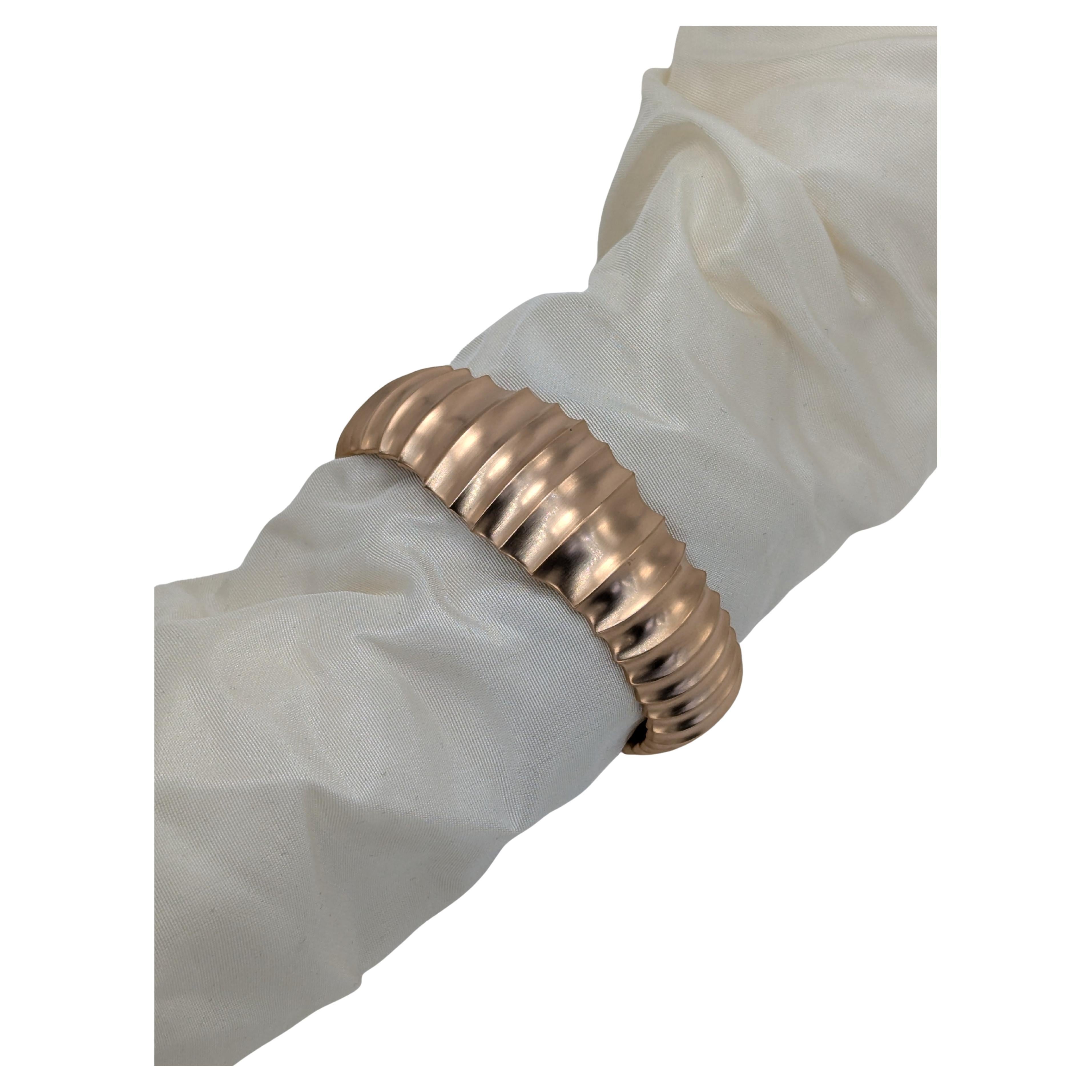 Or rose 20 carats  Petit  Bracelet manchette Vertebrae personnalisé, Retour à l'époque où je faisais de la sculpture. Essayer de créer le mouvement le plus dynamique dans un espace limité. Cette manchette tente de tromper votre regard, jusqu'à ce
