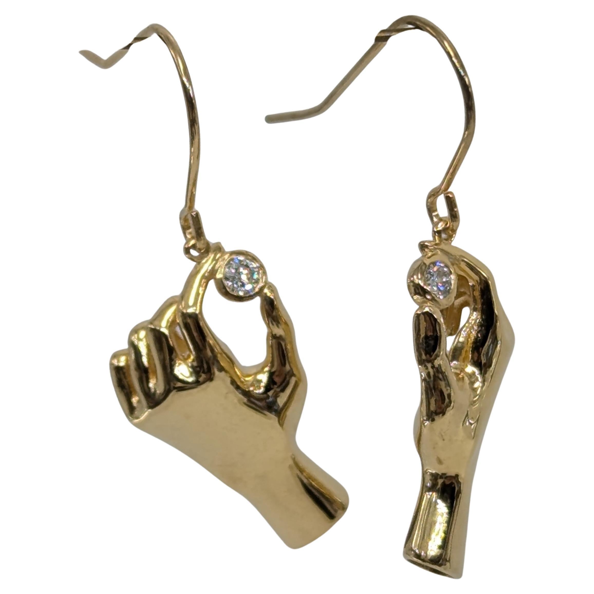 Ohrringe aus 18 Karat Gelbgold mit Händen und Diamanten