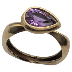 18 Karat Yellow Gold Unheated 1.57Carat  Purple Sapphire Sculpture Ring