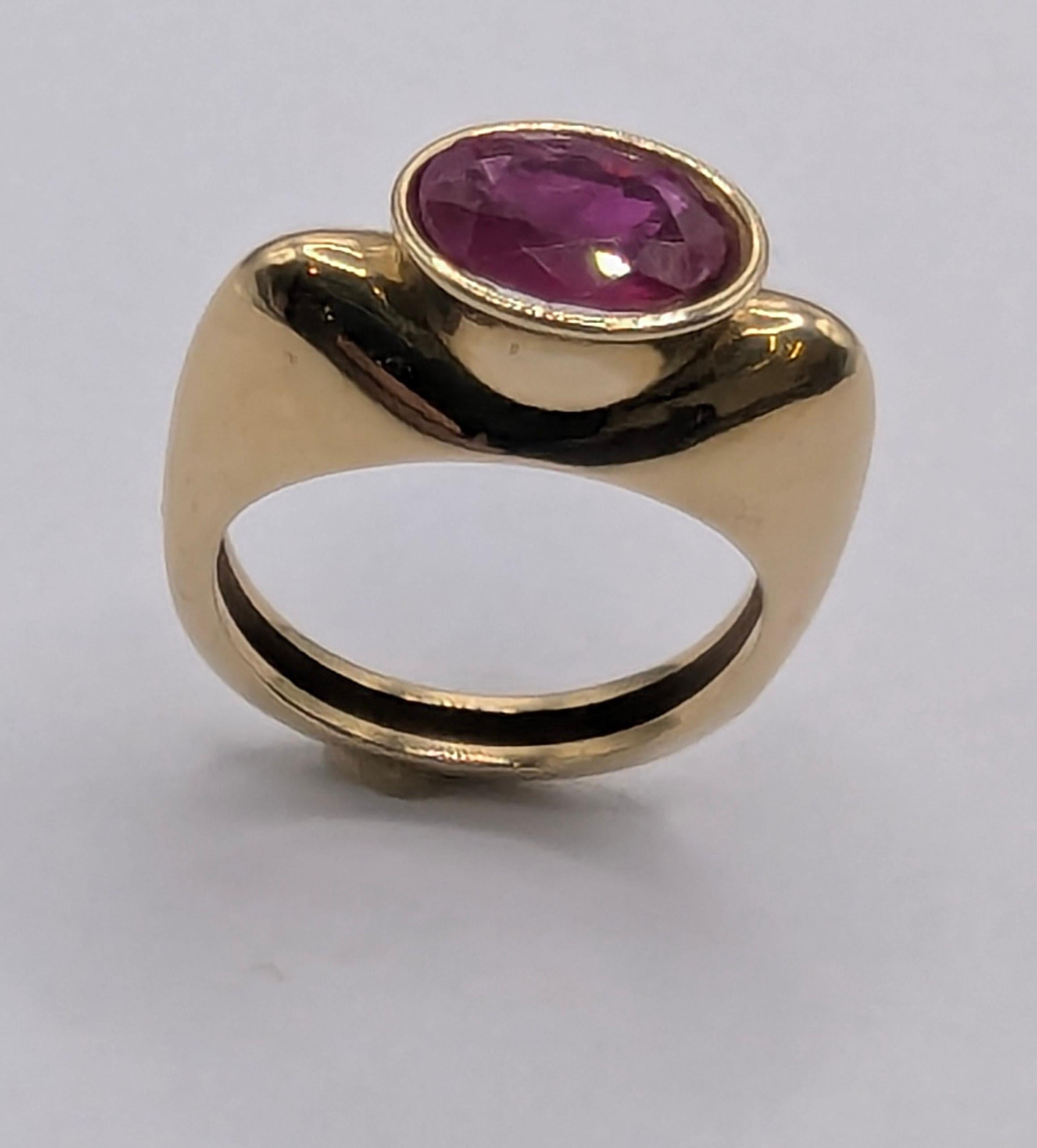En vente :  Or jaune 18 carats 2.27  Bague sculpture en rubis ovale carat 3