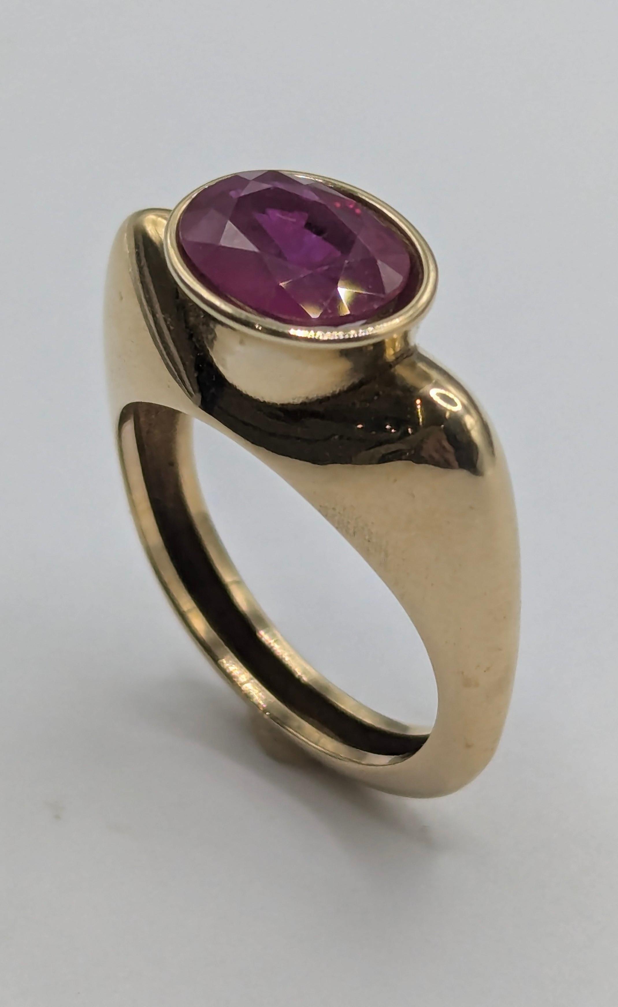 En vente :  Or jaune 18 carats 2.27  Bague sculpture en rubis ovale carat 4