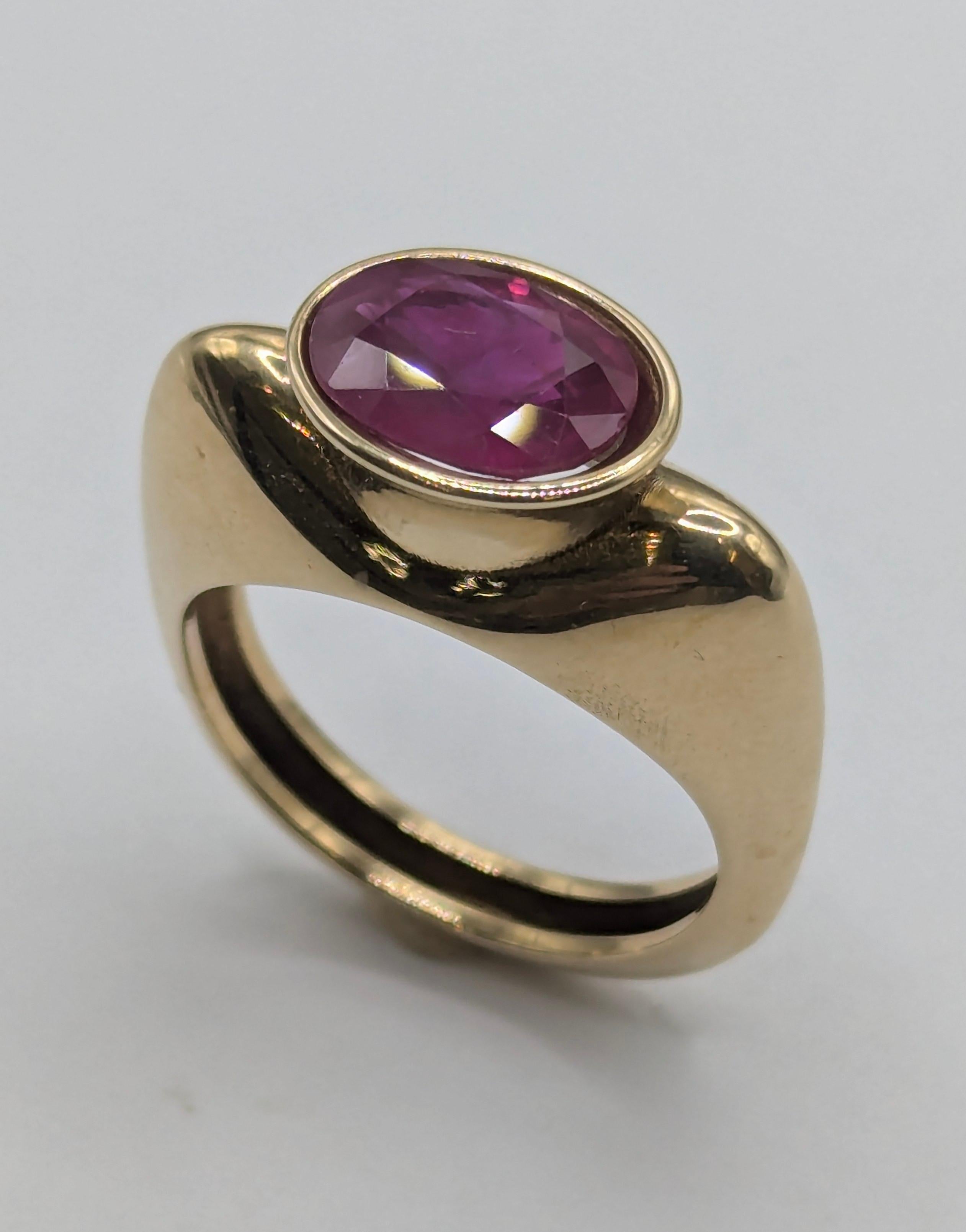 En vente :  Or jaune 18 carats 2.27  Bague sculpture en rubis ovale carat 7
