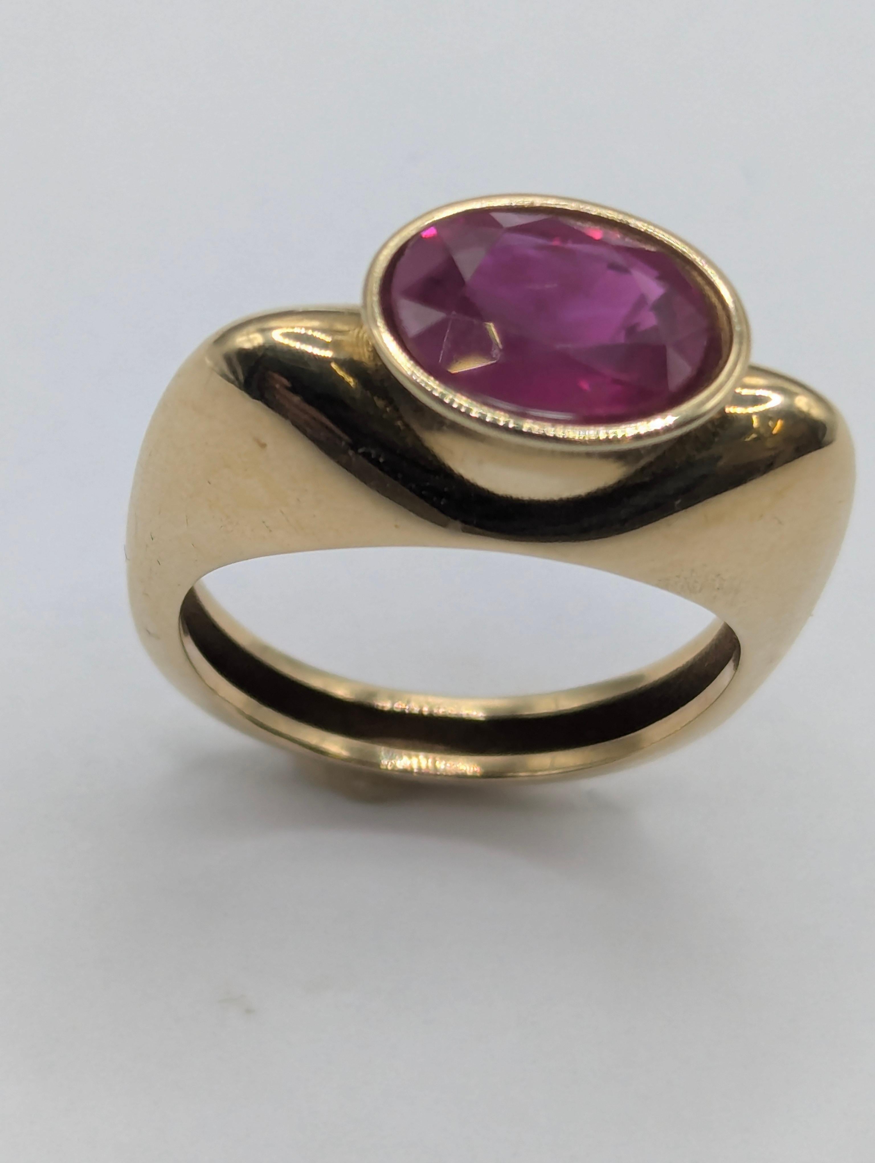 En vente :  Or jaune 18 carats 2.27  Bague sculpture en rubis ovale carat 5