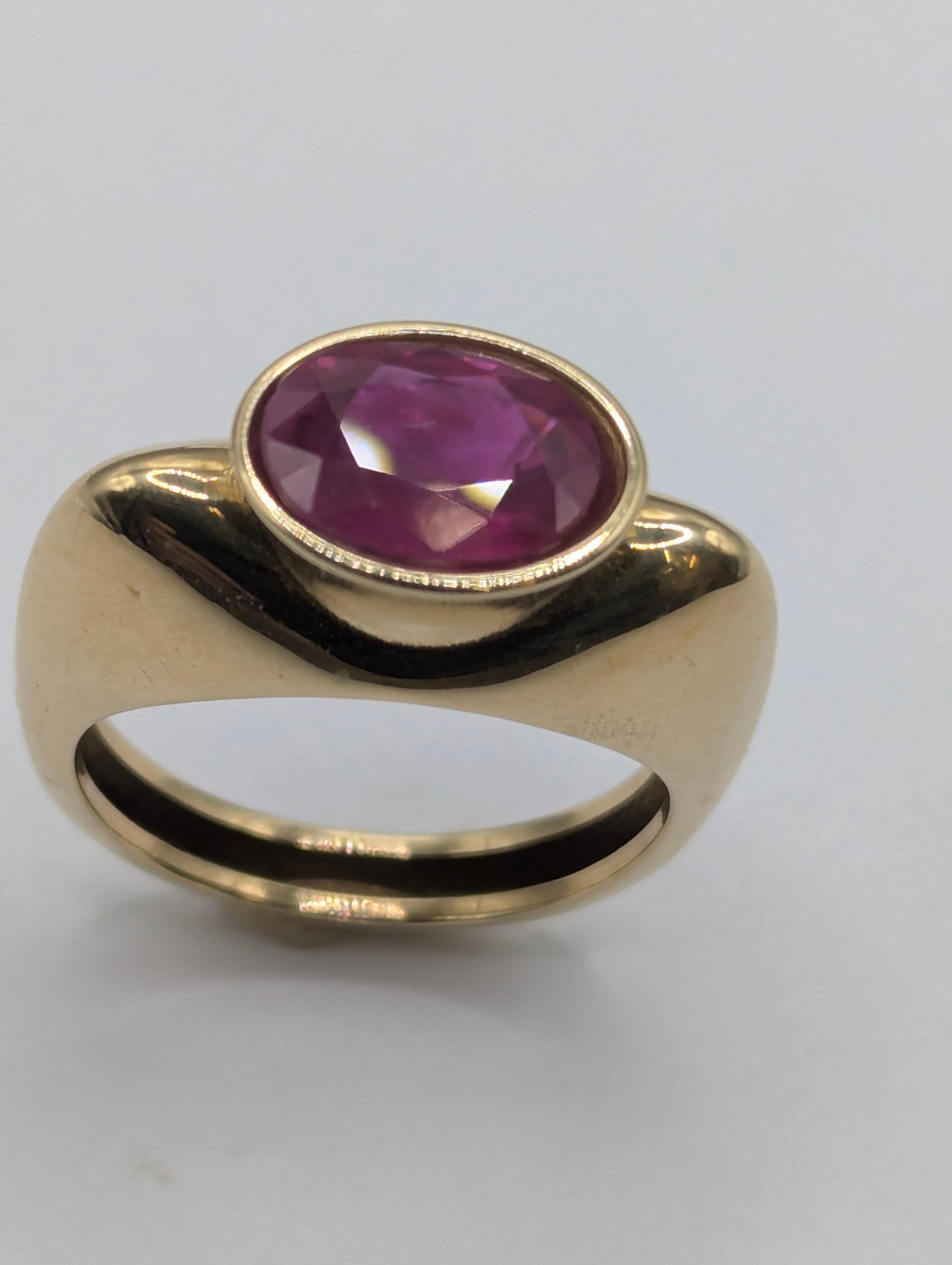 En vente :  Or jaune 18 carats 2.27  Bague sculpture en rubis ovale carat 6