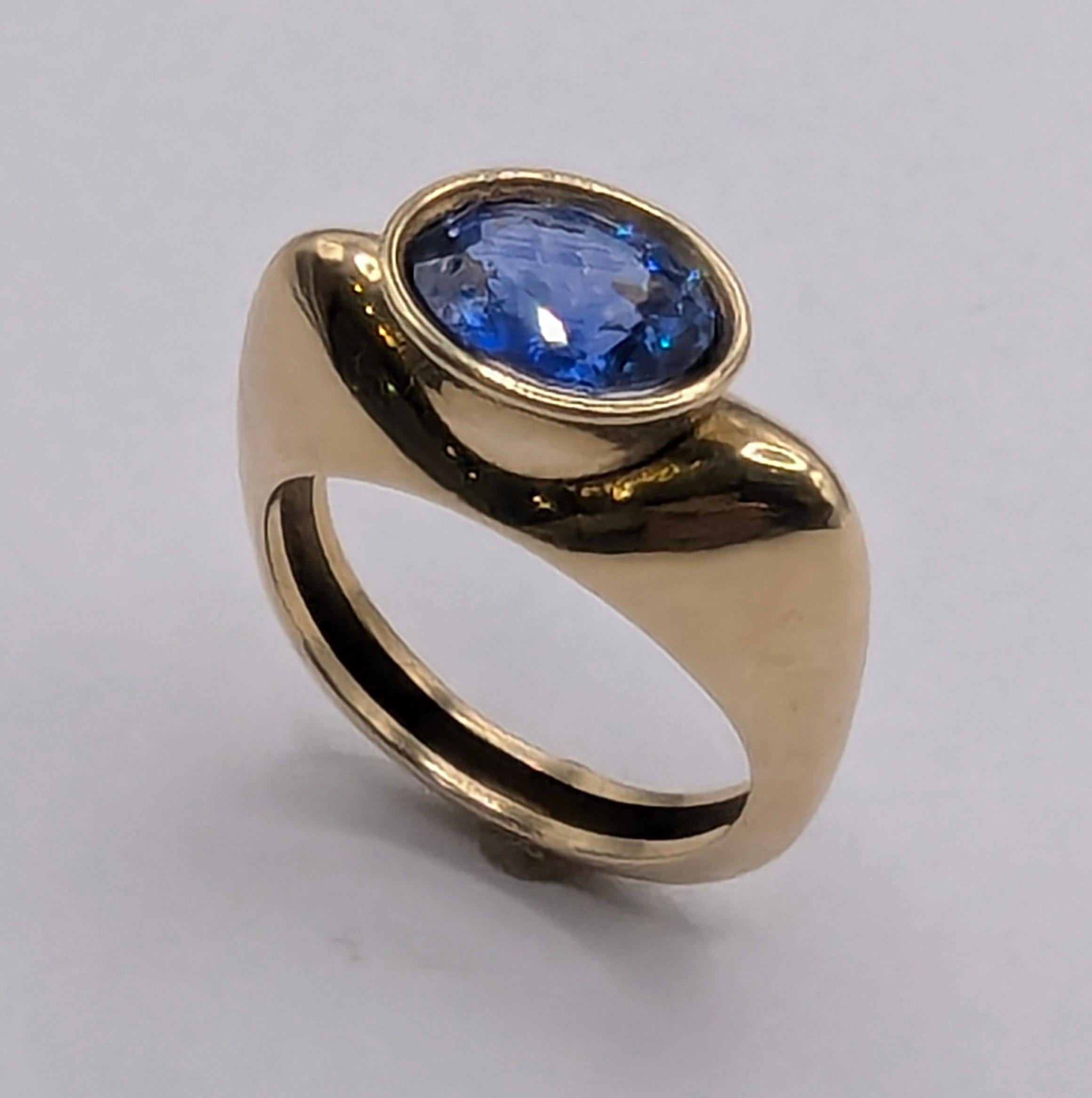 Bague en or jaune 18 carats saphir bleu 2,11 carats en vente 3