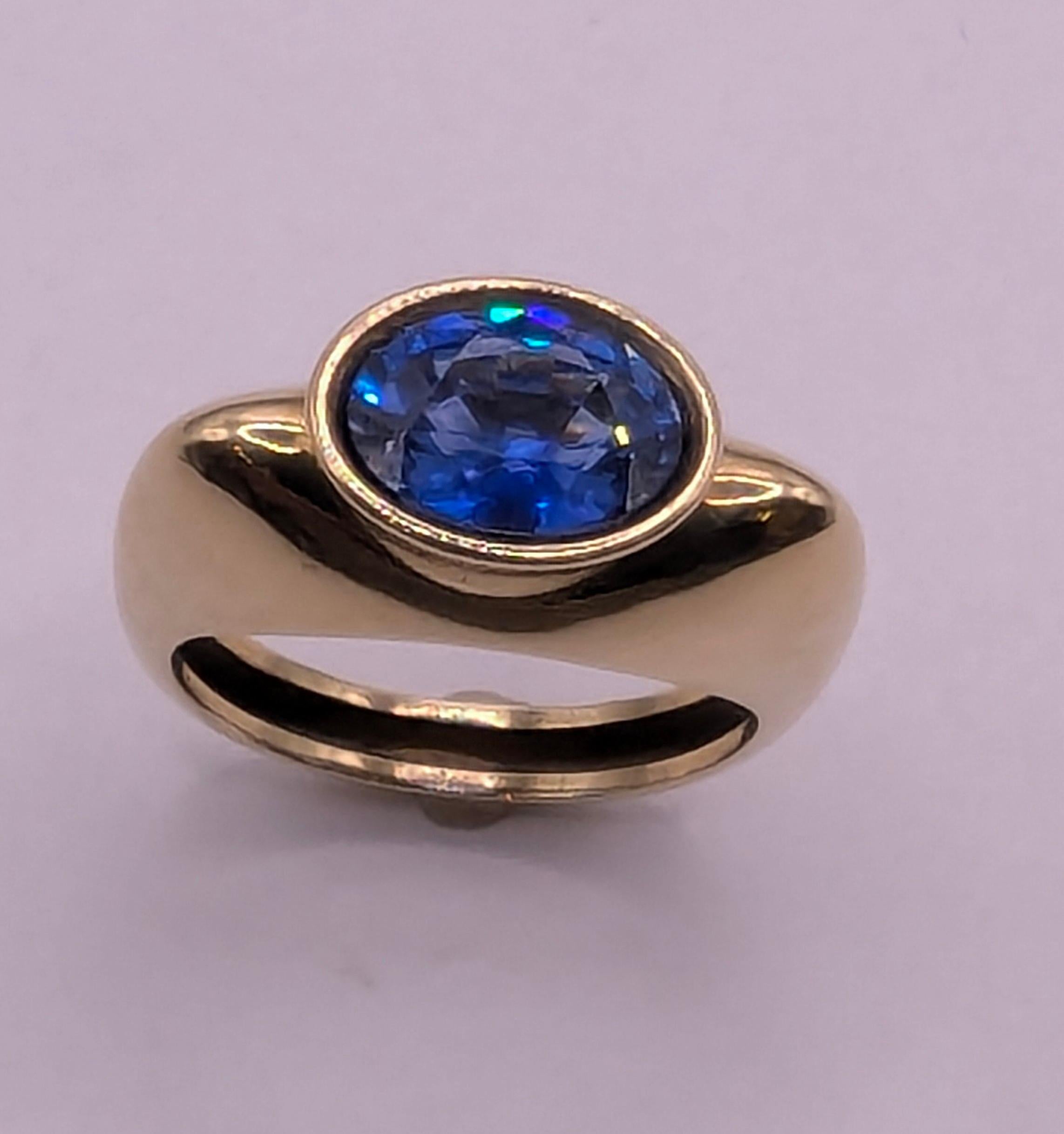 Bague en or jaune 18 carats saphir bleu 2,11 carats en vente 4