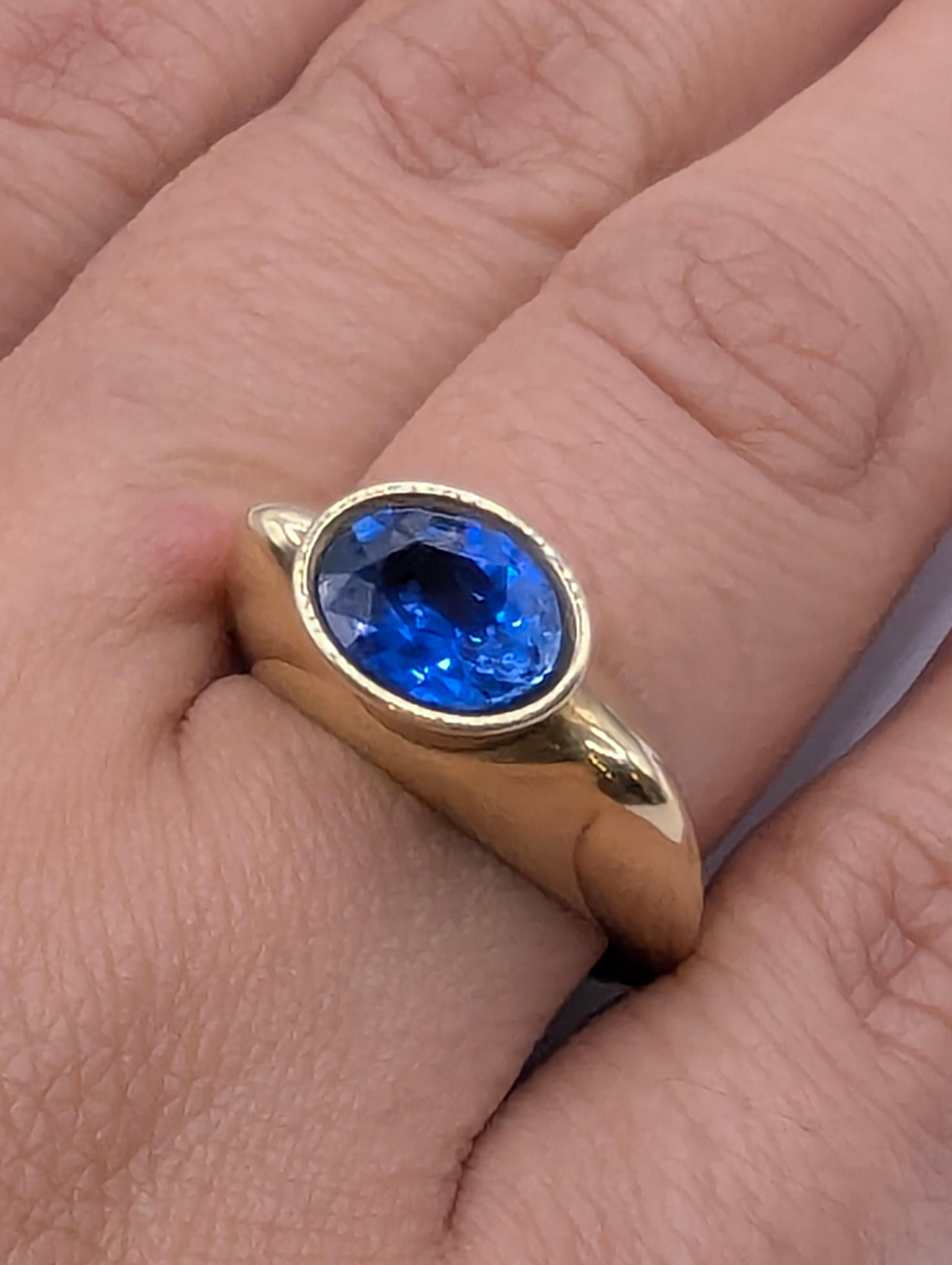 Bague en or jaune 18 carats saphir bleu 2,11 carats Unisexe en vente