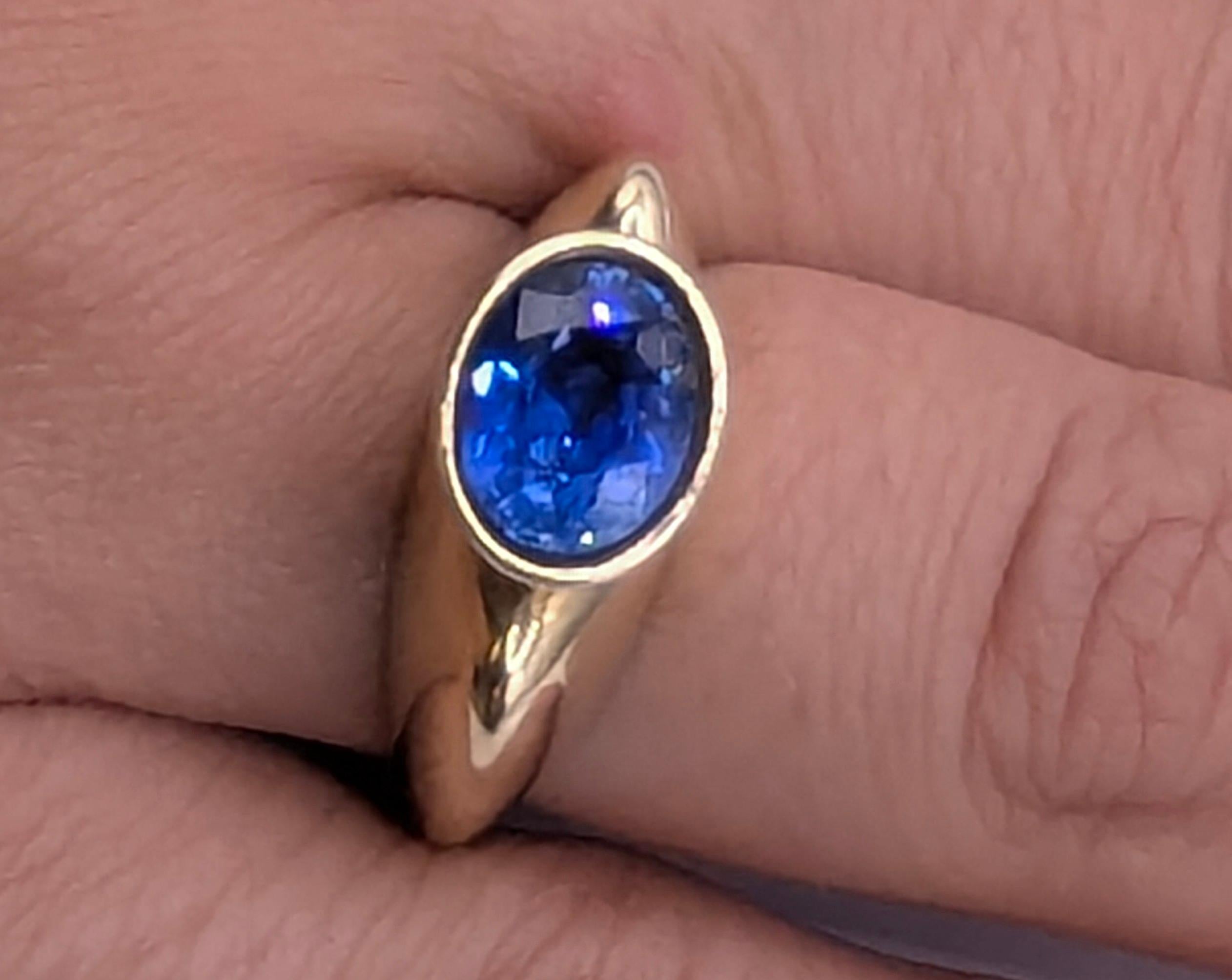 Bague en or jaune 18 carats saphir bleu 2,11 carats en vente 5