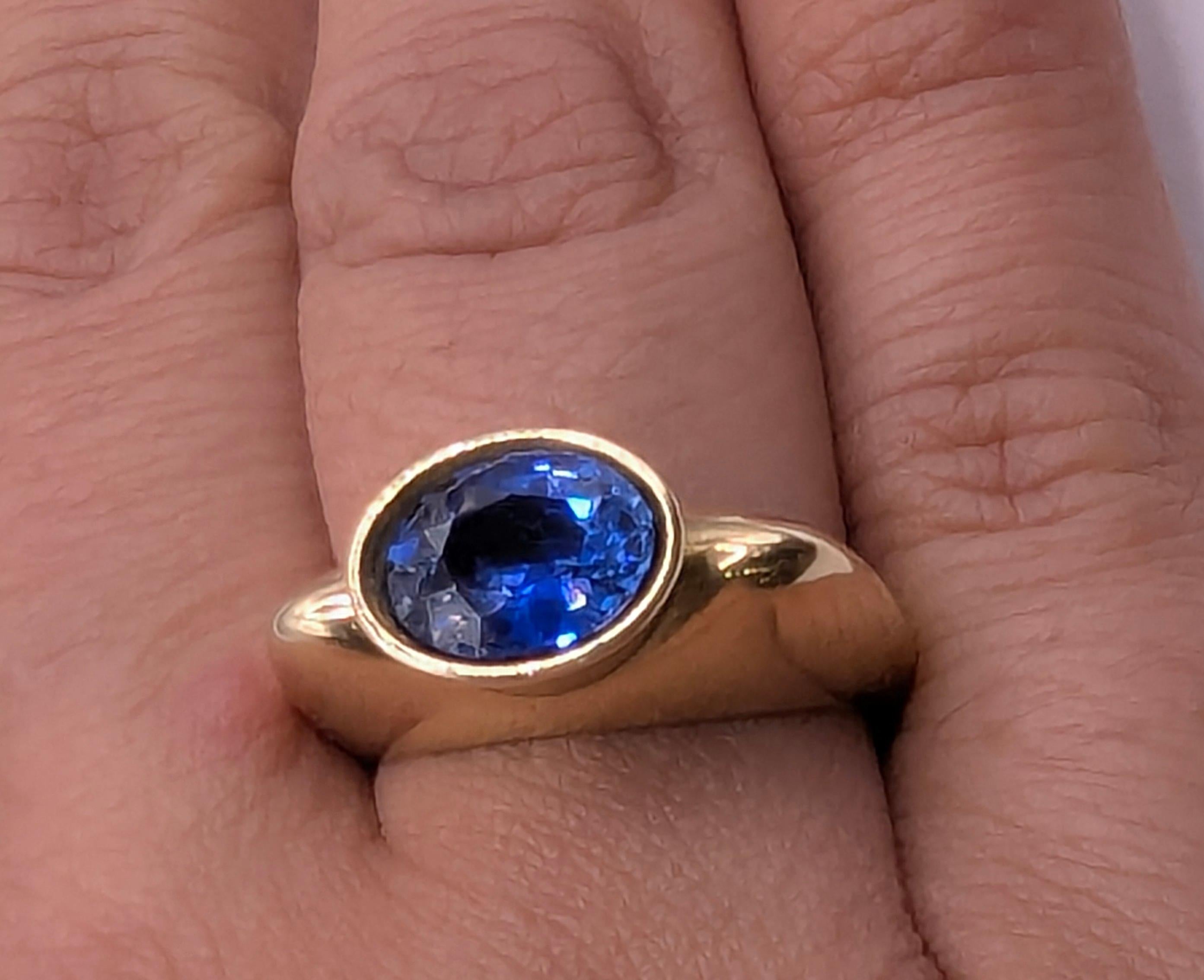 Bague en or jaune 18 carats saphir bleu 2,11 carats en vente 1