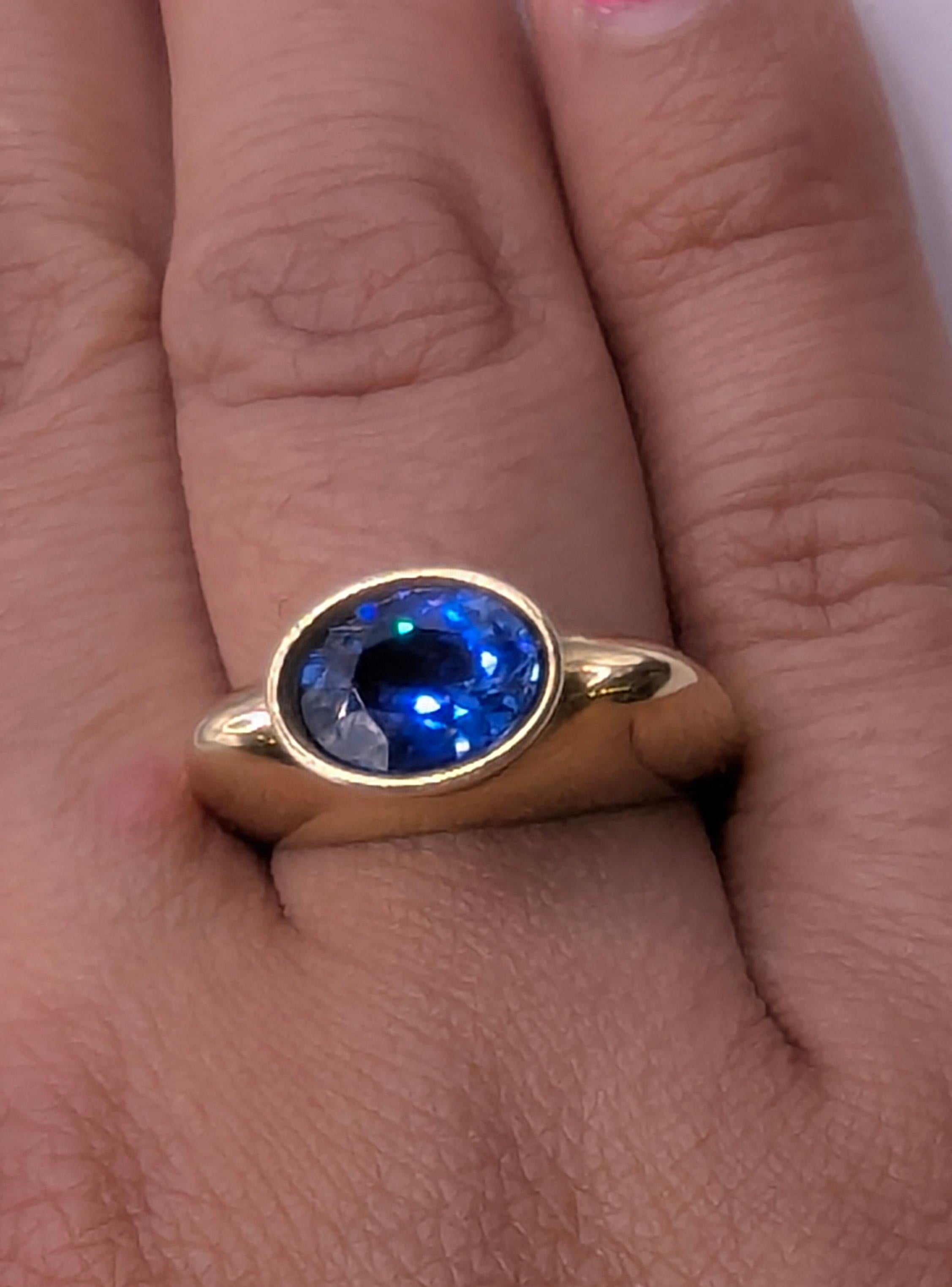 Bague en or jaune 18 carats saphir bleu 2,11 carats en vente 7