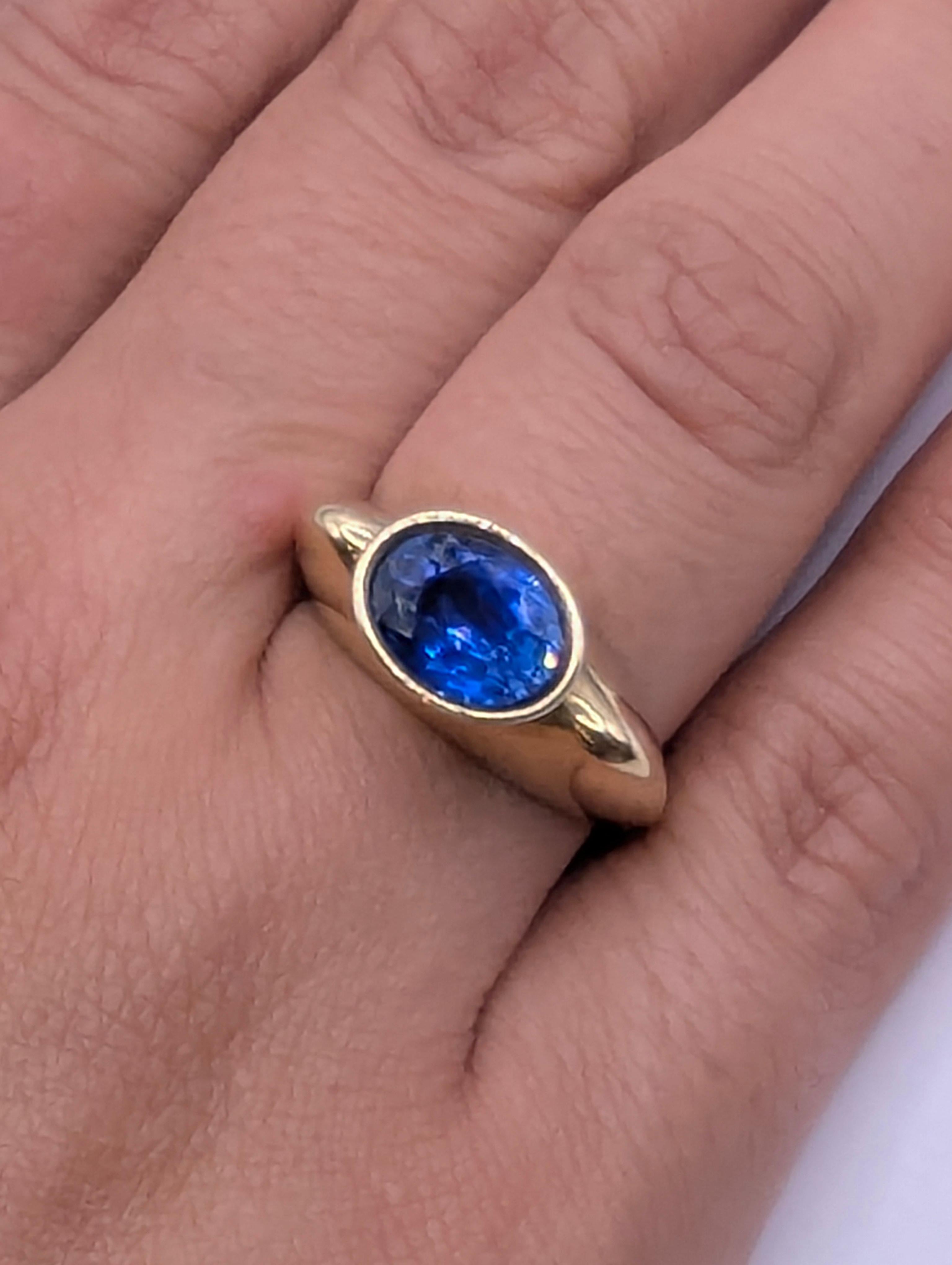 Bague en or jaune 18 carats saphir bleu 2,11 carats en vente 6