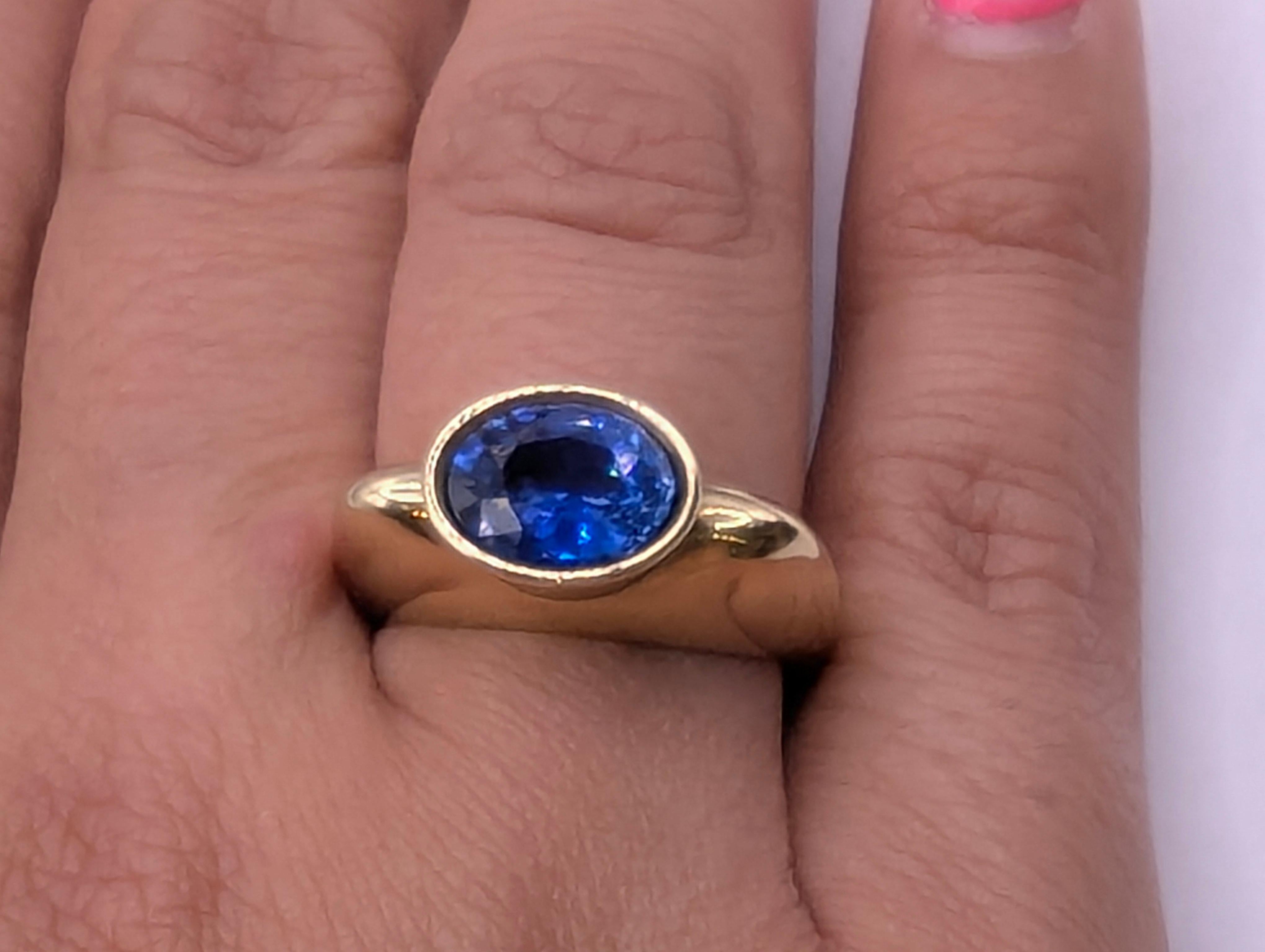 Contemporain Bague en or jaune 18 carats saphir bleu 2,11 carats en vente