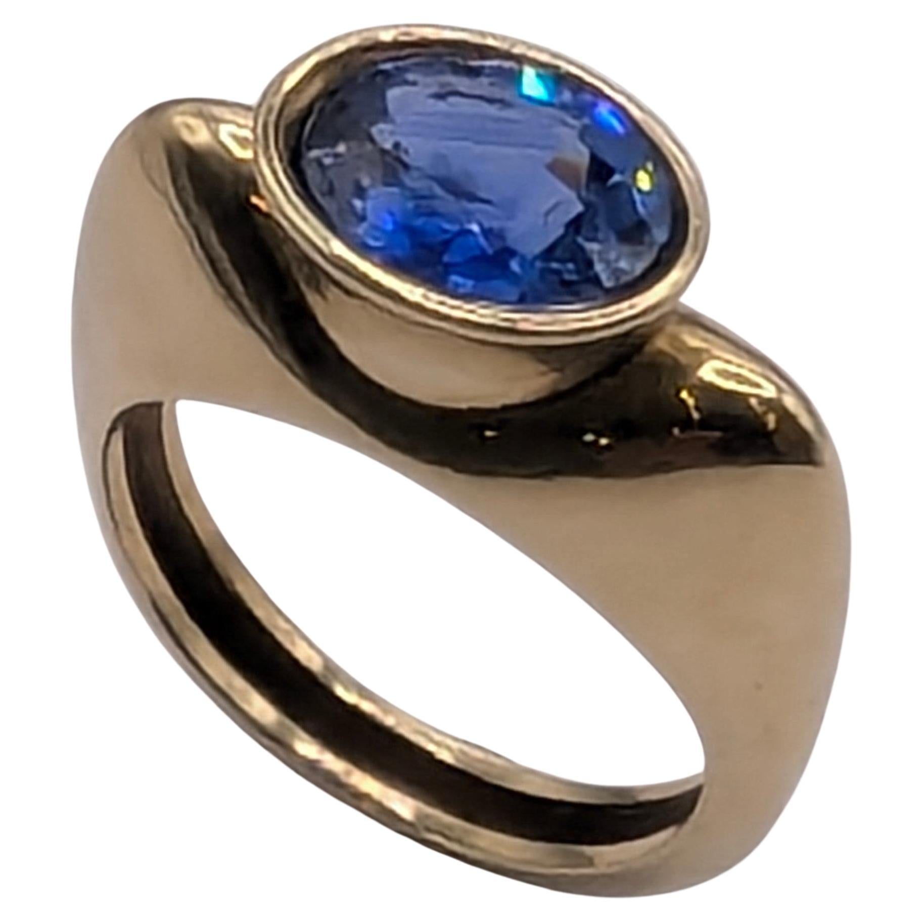 Taille ovale Bague en or jaune 18 carats saphir bleu 2,11 carats en vente
