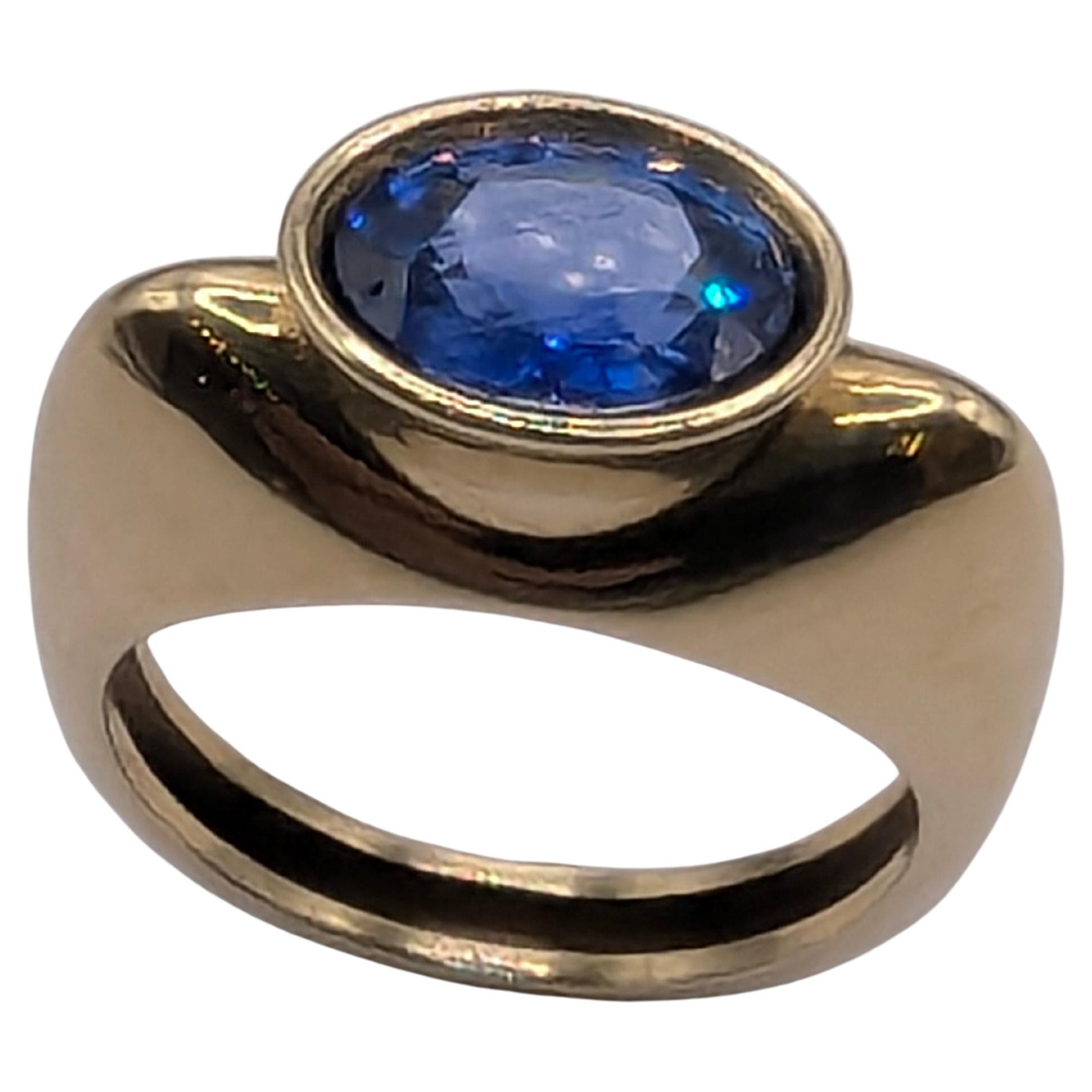 Bague en or jaune 18 carats saphir bleu 2,11 carats, Cette belle pierre sera chérie pendant des années sur la main droite. Une coupe ovale de 9 x 7. Dans l'ancienne Perse, les gens croyaient que le ciel était bleu parce qu'il se reflétait sur un