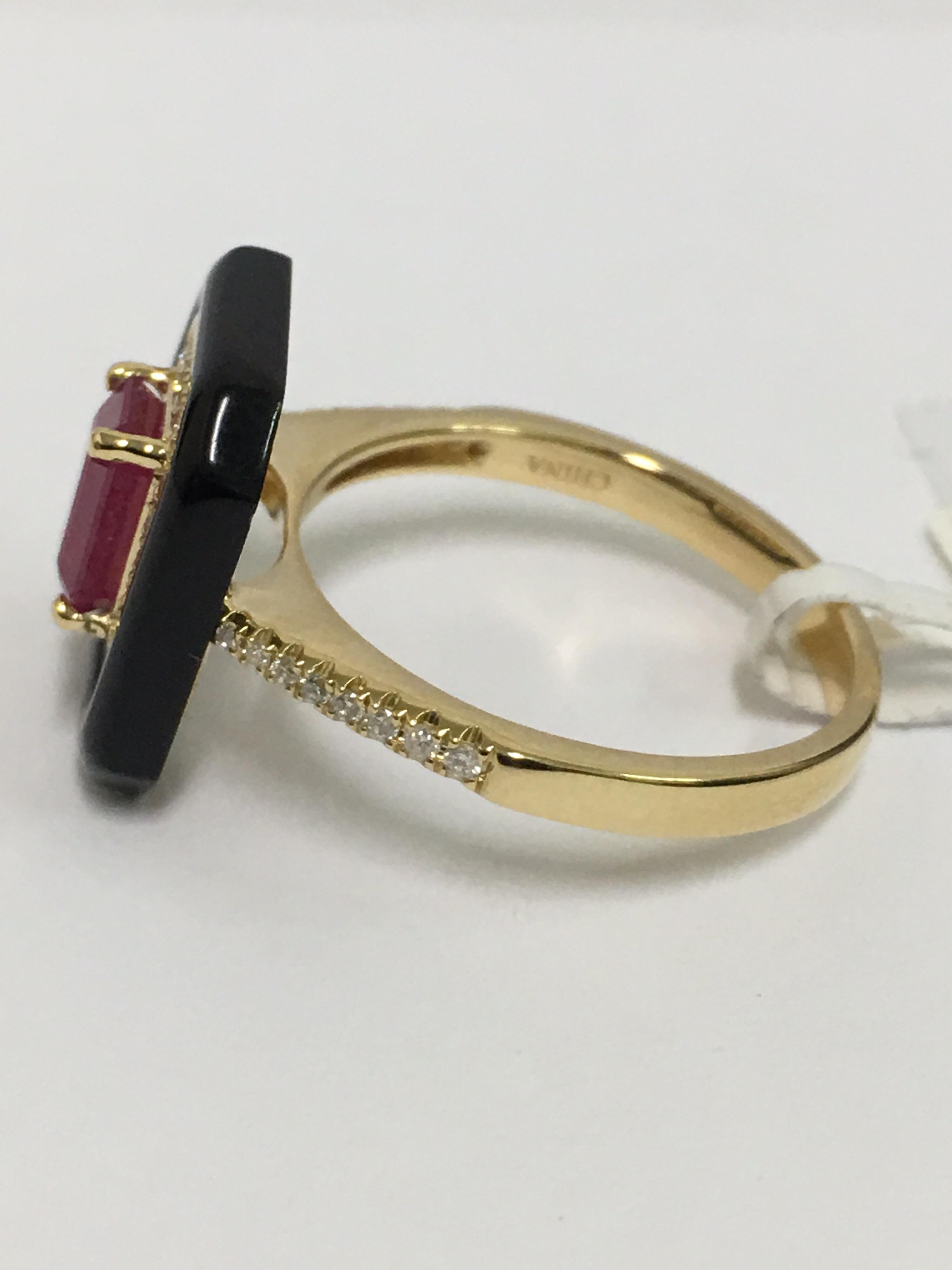 Natural Ruby weight 1.26 Carat.
Black Onyx  weight 2.25 Carat.
Round White Diamonds 0.21 Carat.
The ring is 18 Karat Yellow Gold.
Size is 6,5 can be resized.

