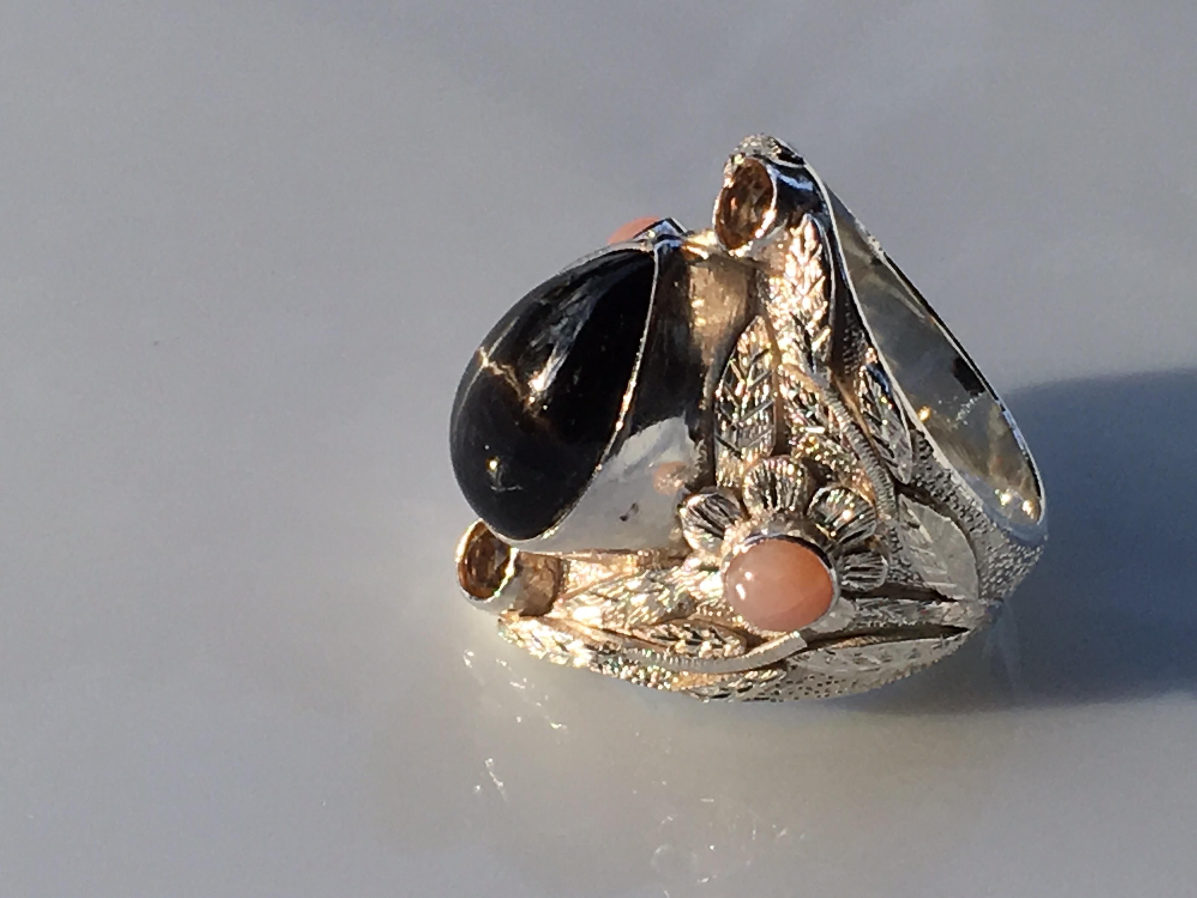 Natürlicher schwarzer Stern Stein mit perfekter 4 Linien Teardrop Form (sehr ungewöhnlich)  Cocktail-Ring.
Der Ring enthält zwei Zitrine und zwei rosa Opale. Sehr feine tiefe Schnitzerei ist frei Hand craved ein von einer Art Ring.
Die Größe des