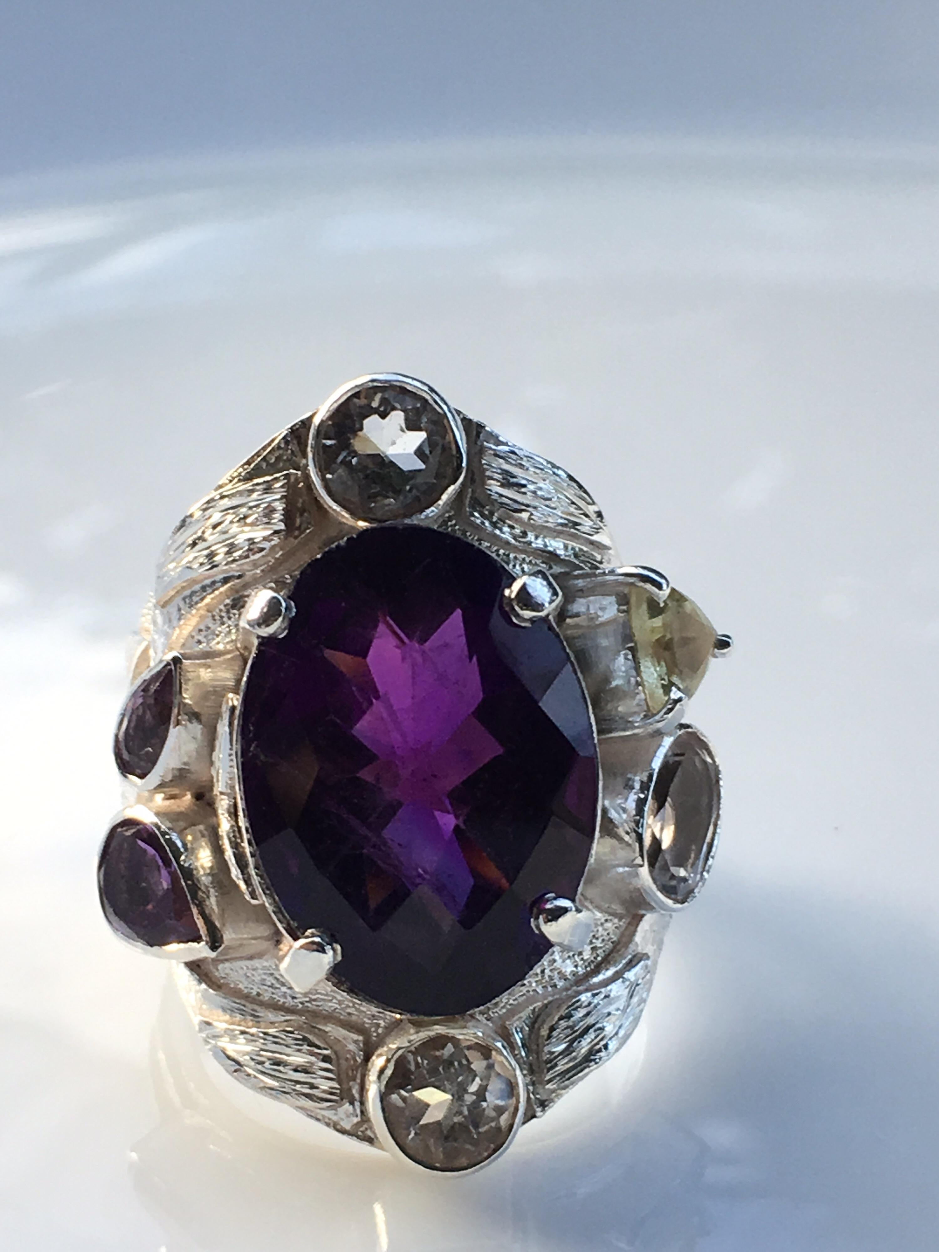 Cocktail-Ring mit Amethyst (Ovalschliff) im Angebot