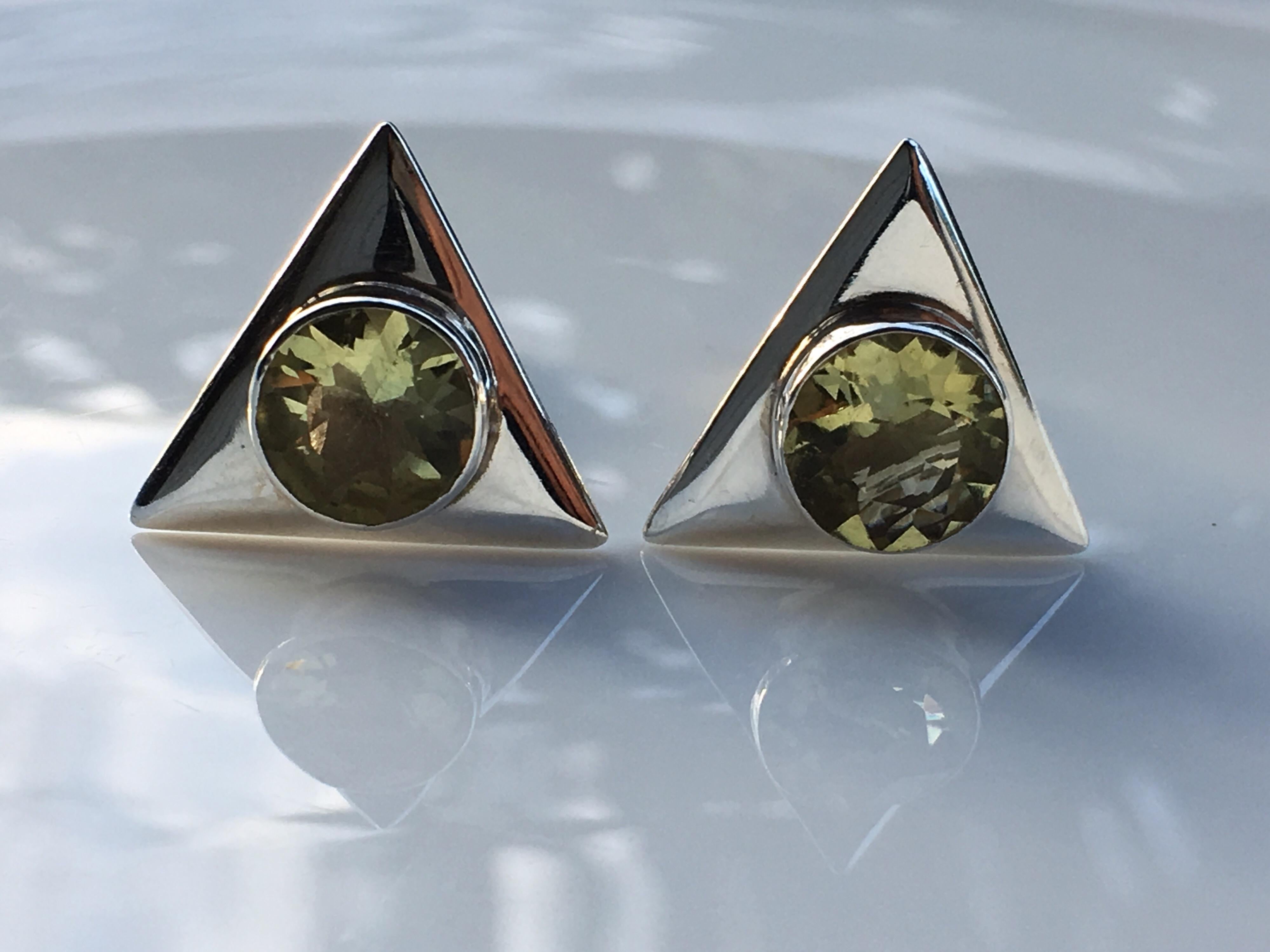 Triangular shape with round lemon quartz Cufflinks is set in sterling silver hand crafted one of a kind cufflinks.
Round Lemon quartz is 9 MM Approx 3 carat.Total weight of the cufflinks is 10.28 carat. Size of Triangle is 16 MM.

