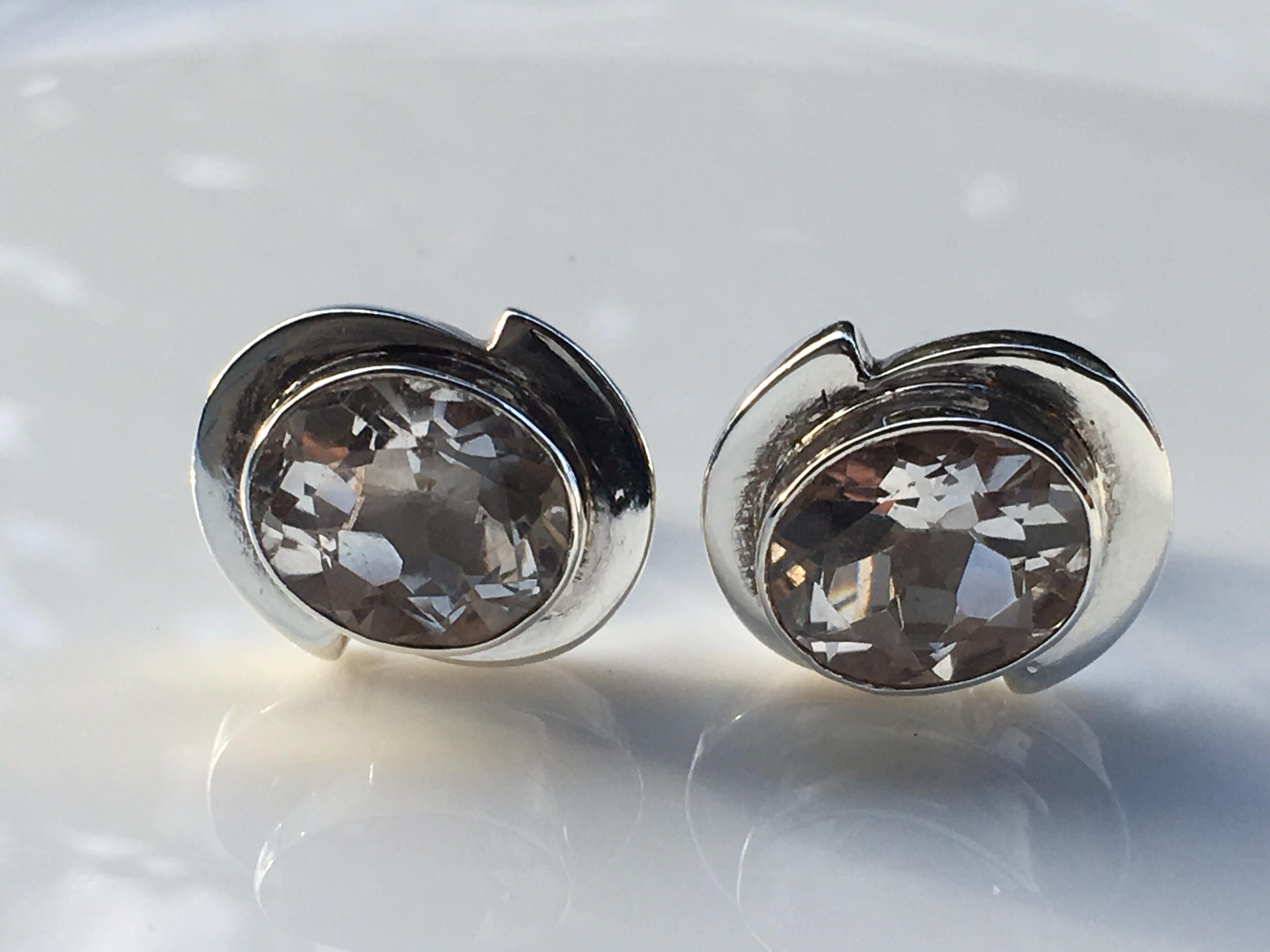 Il cristallo di rocca naturale incastonato nell'argento sterling Il peso dei gemelli è di 10,30 grammi e le pietre pesano circa 5 carati.
Il cristallo misura 8 MM x 10 MM. 