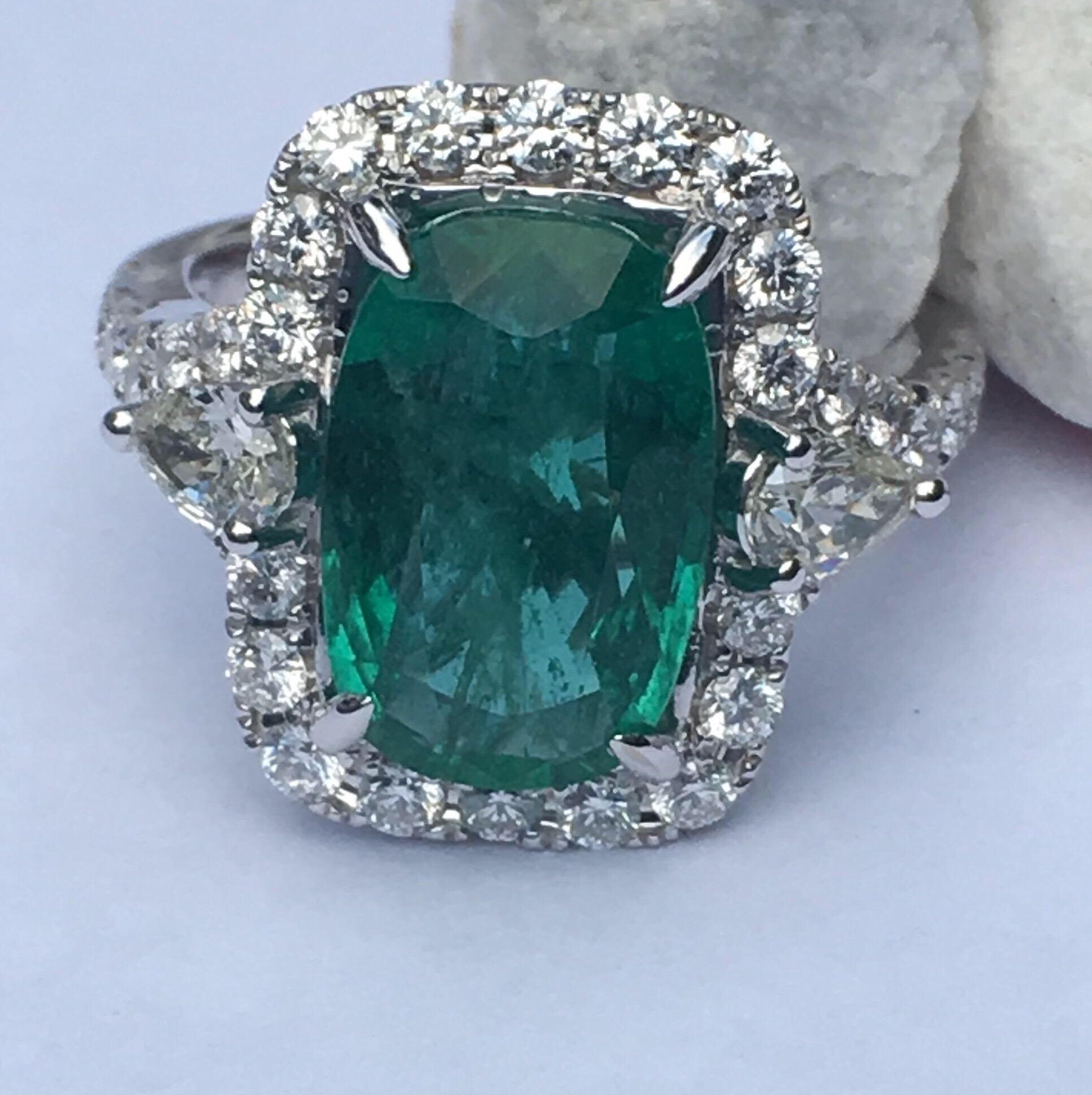 Emerald Diamond Ring Set in 18 Karat White Gold In New Condition In Trumbull, CT