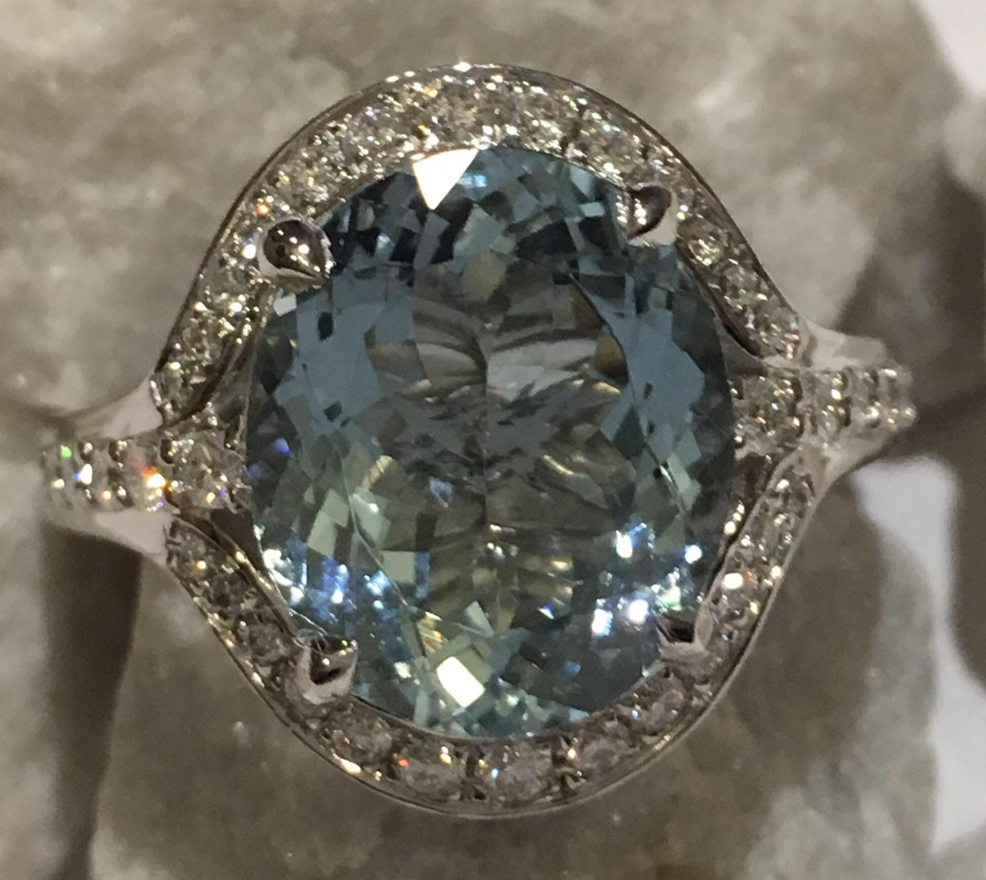 Oval Aquamarine and Diamond Ring Set in 18 Karat White Gold In New Condition In Trumbull, CT