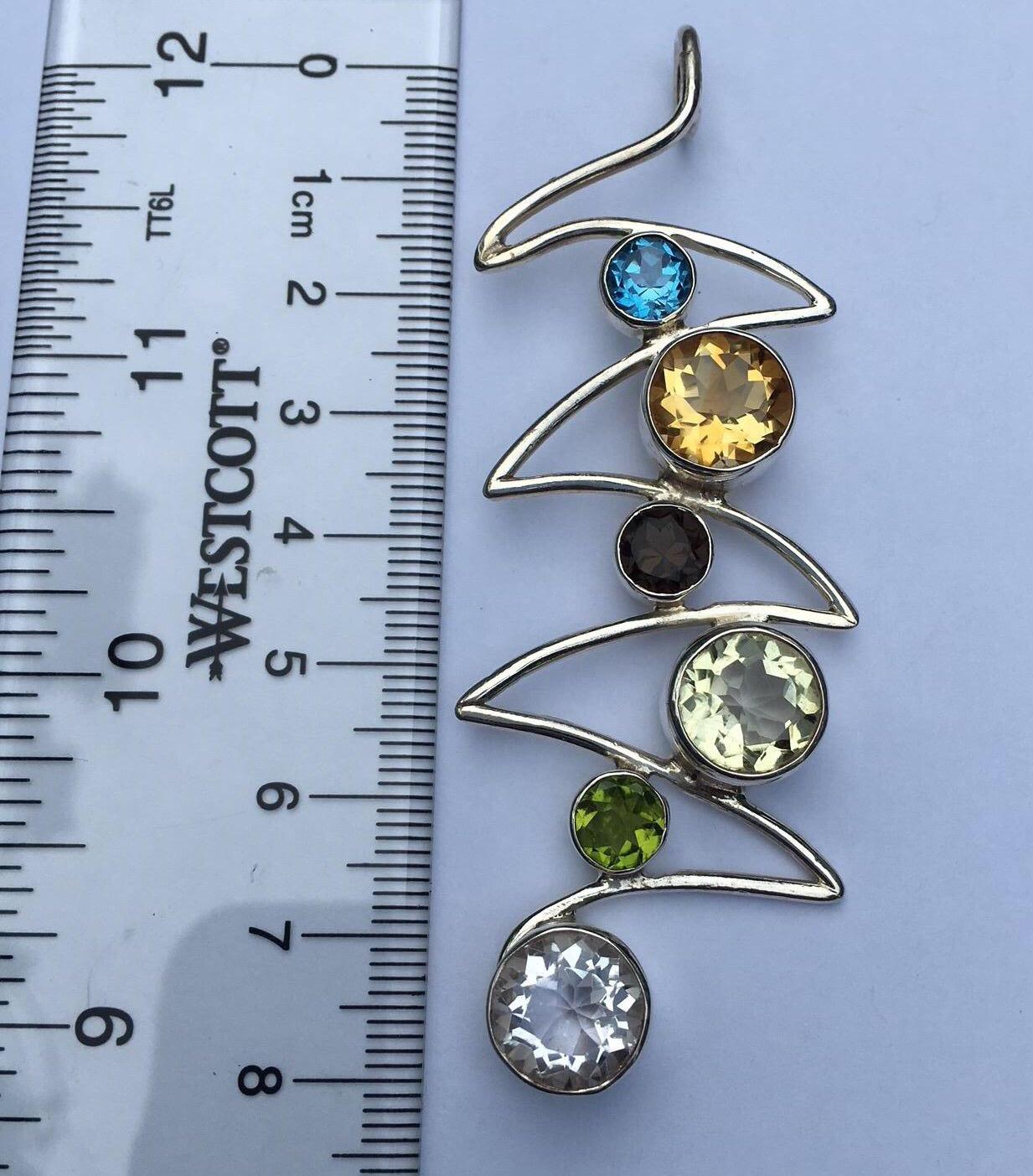 Ciondolo a forma di onda con sei pietre in argento Sterling In condizioni Nuovo in vendita a Trumbull, CT