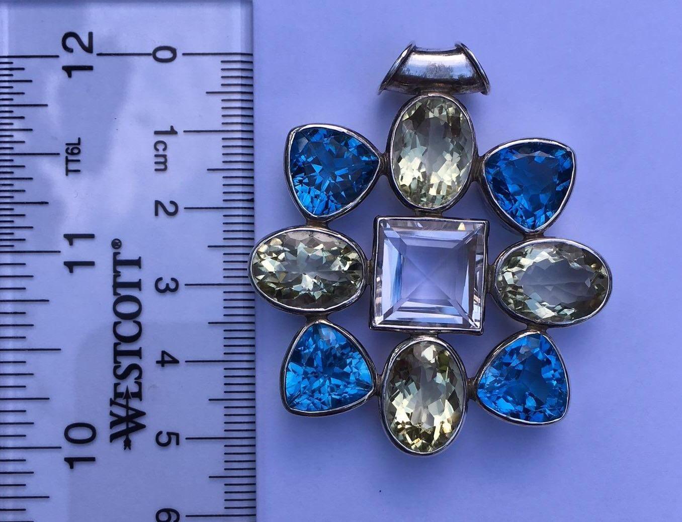 11 MM trilioni di tagli  Topazio blu, 11 X 13 MM  Il topazio limone ovale e il cristallo di rocca quadrato da 13 mm incastonati nell'argento sterling sono un ciondolo fatto a mano unico nel suo genere. Puoi utilizzare questo ciondolo su una fascia