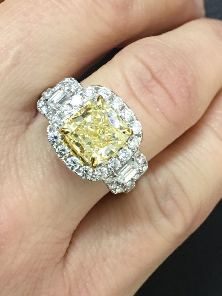 IGL Certified 3.00 Carat Yellow and White Diamond Ring For Sale at 1stdibs