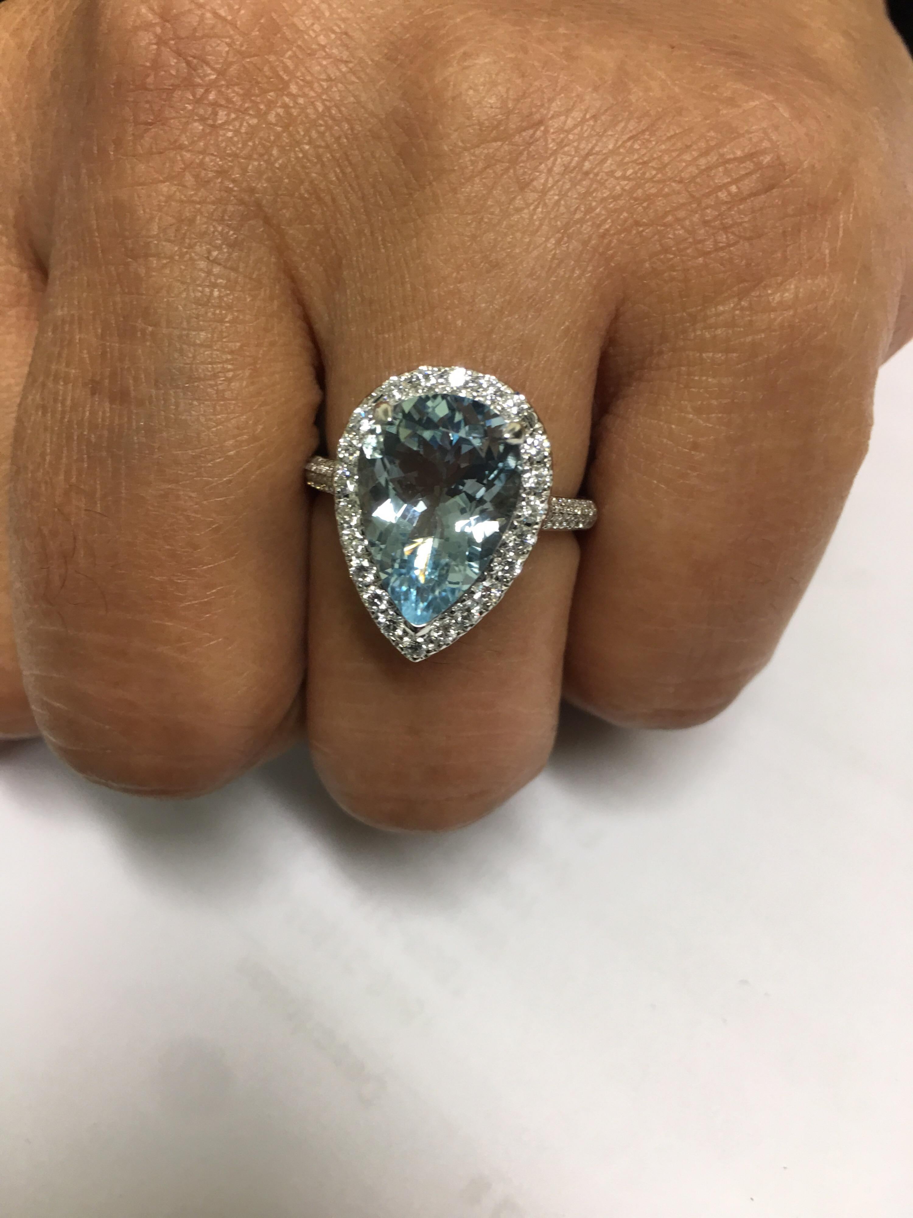 Pear Shape Aquamarine Ring Set in 14 Karat Gold In New Condition In Trumbull, CT