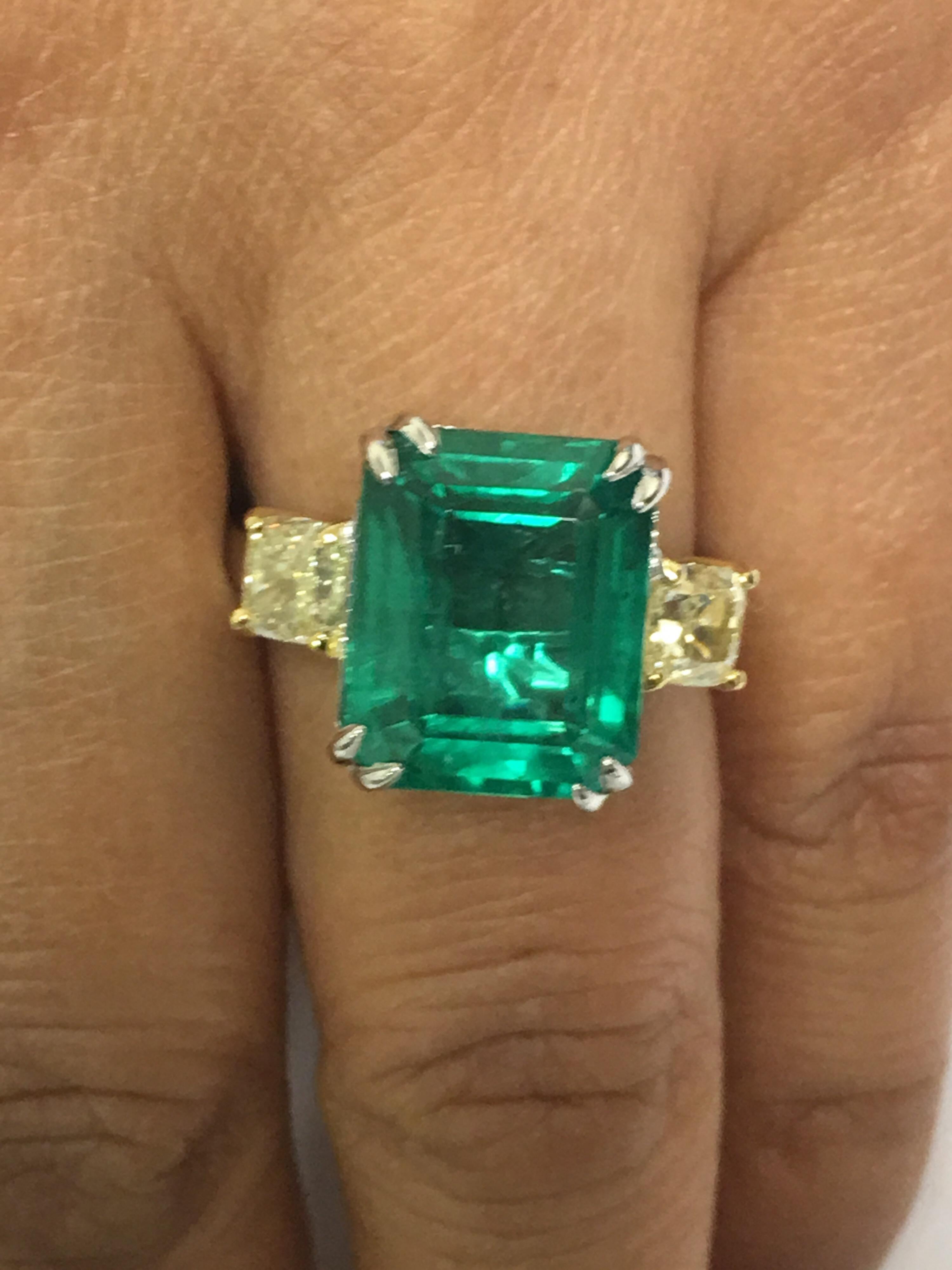 Emerald and Yellow Diamond Ring (Smaragdschliff)