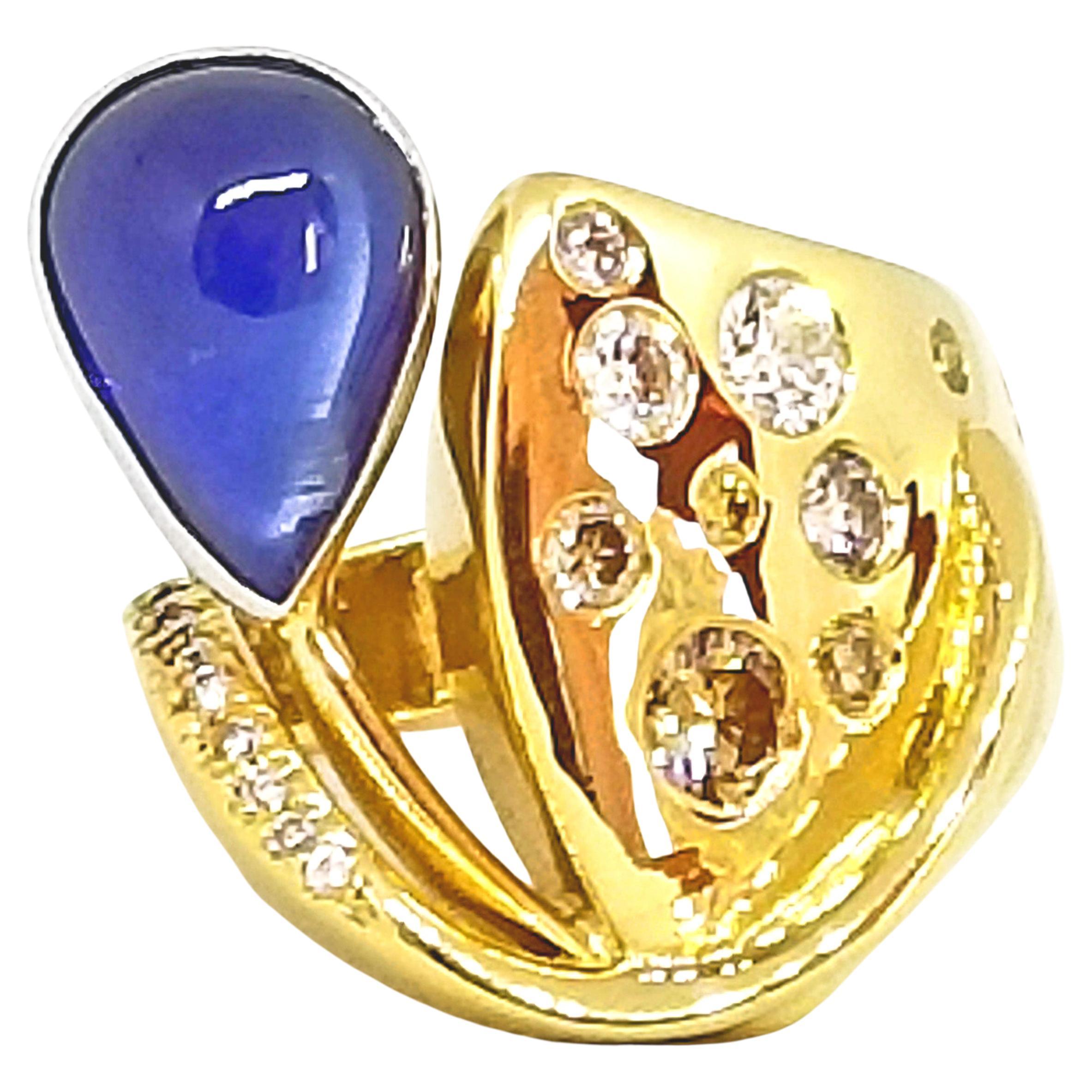 Bague contemporaine en saphir bleu sucrier en forme de larme de 5,51 carats et diamants fantaisie en vente