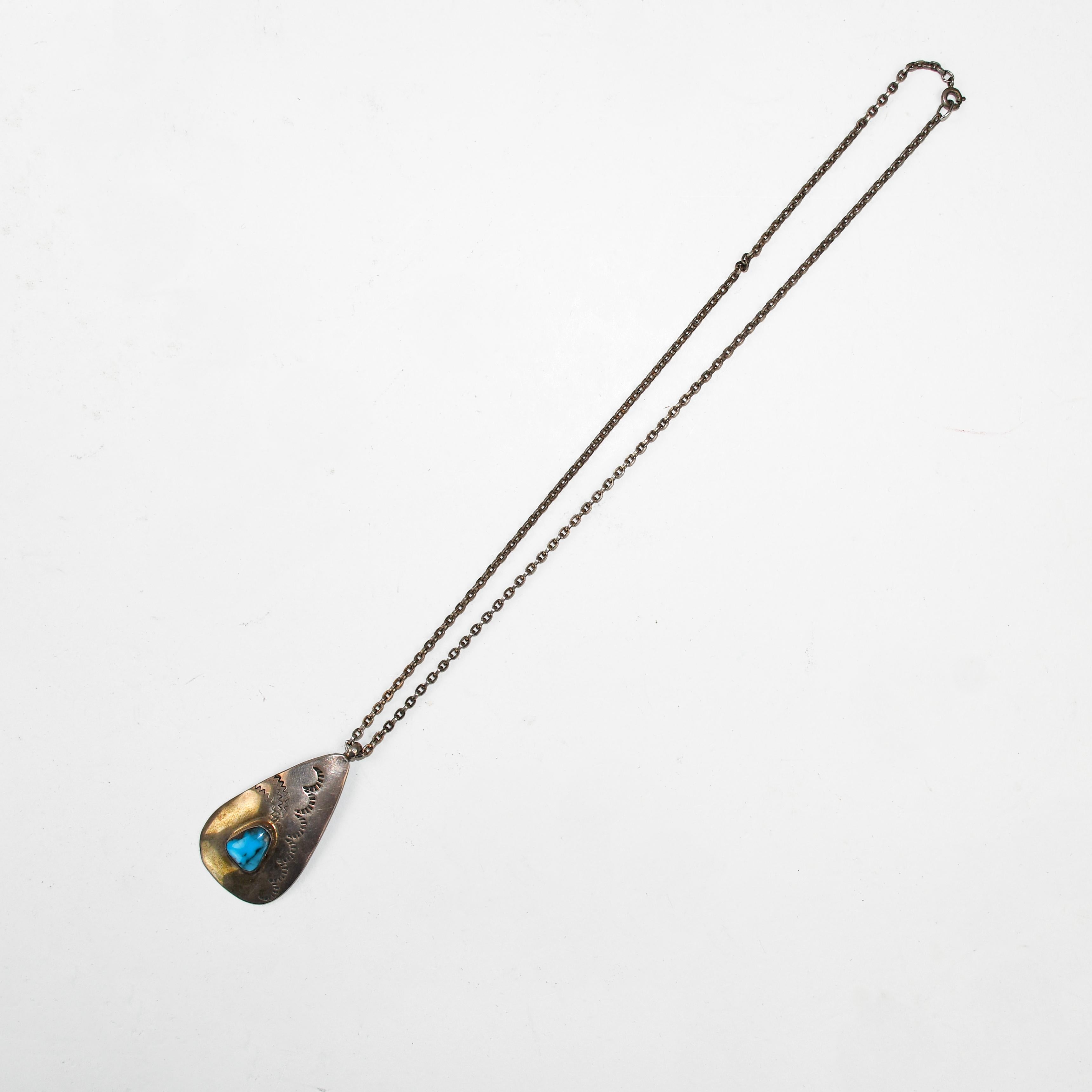 Pendentif en argent sterling avec turquoise.
Antique Native Style.
Longueur 18