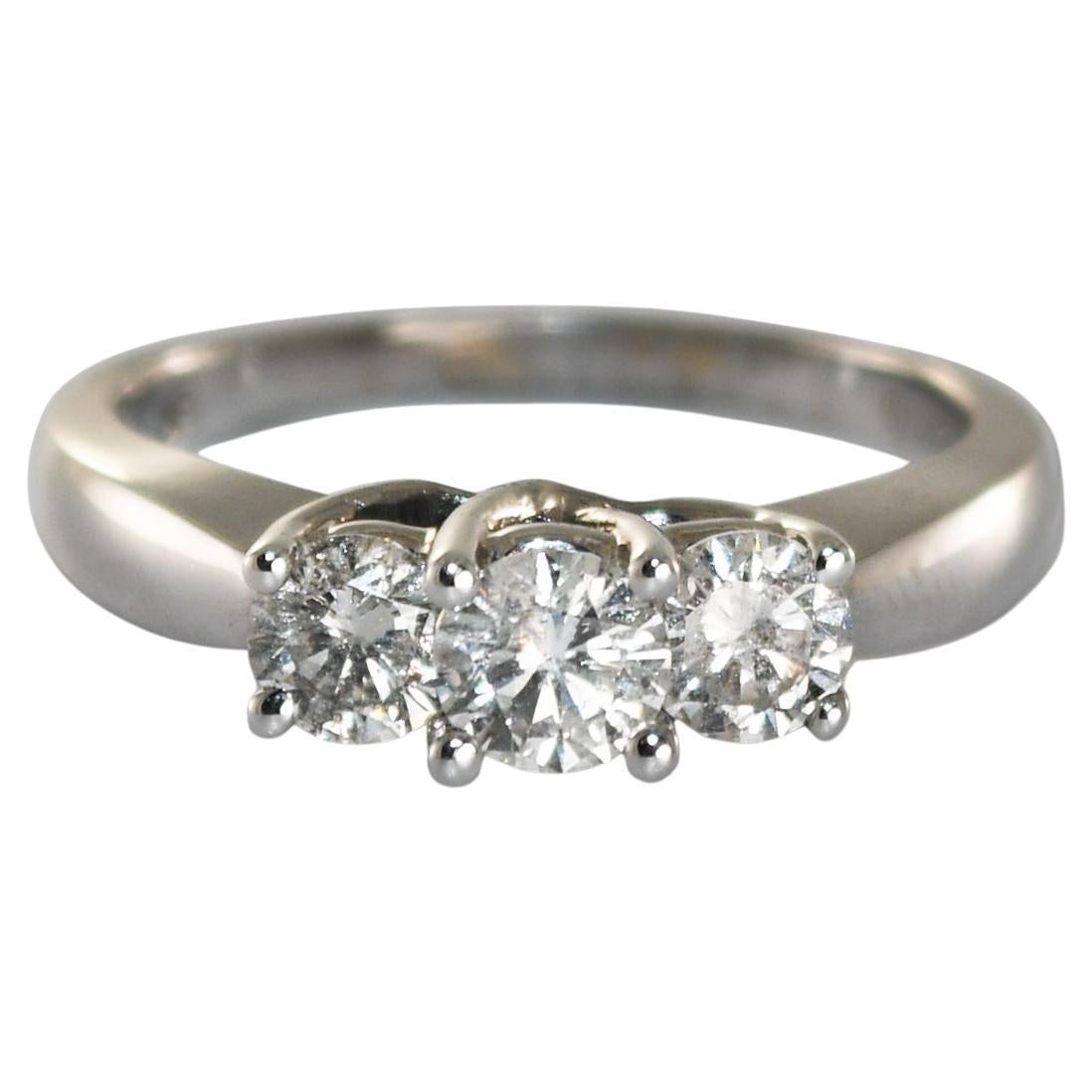 Anello con tre pietre di diamante in oro bianco 14K 1,00ct