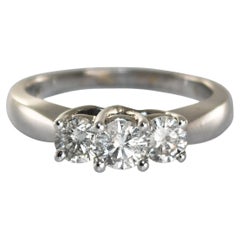 Anello con tre pietre di diamante in oro bianco 14K 1,00ct