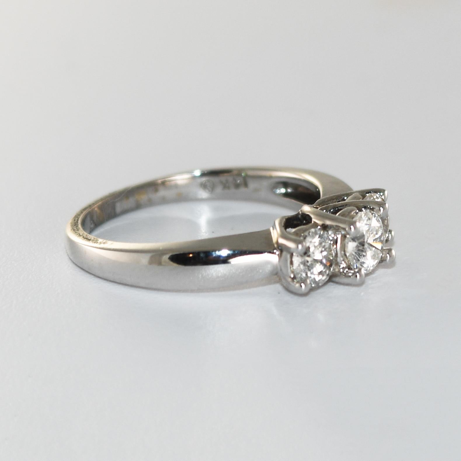 Anello con tre pietre di diamante in oro bianco 14k.
Circa 1,00 carati totali.
Colore I, J, K, chiarezza I1.
Misura 7,25.
3,5 grammi.
Condizioni eccellenti!