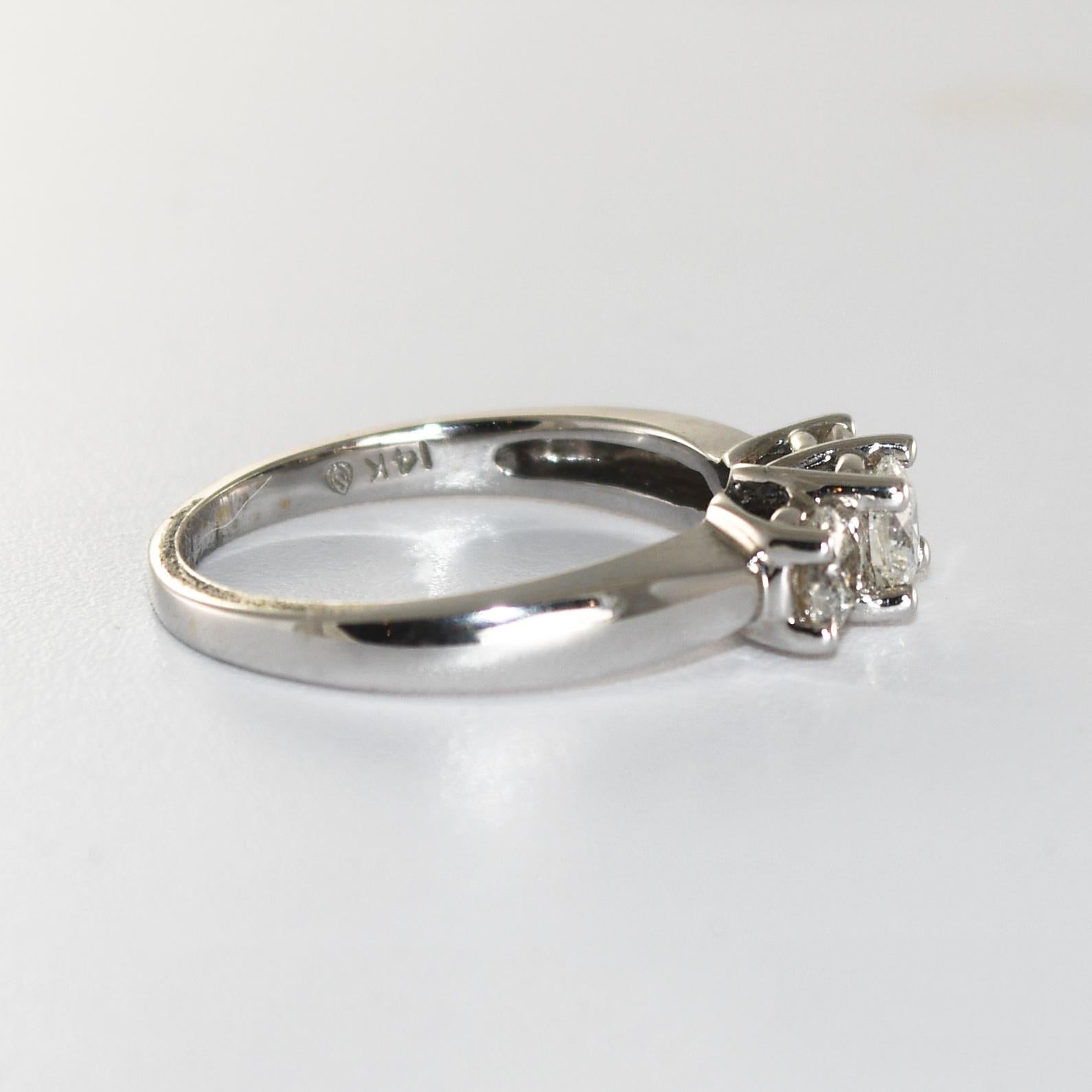 Taglio rotondo Anello con tre pietre di diamante in oro bianco 14K 1,00ct in vendita