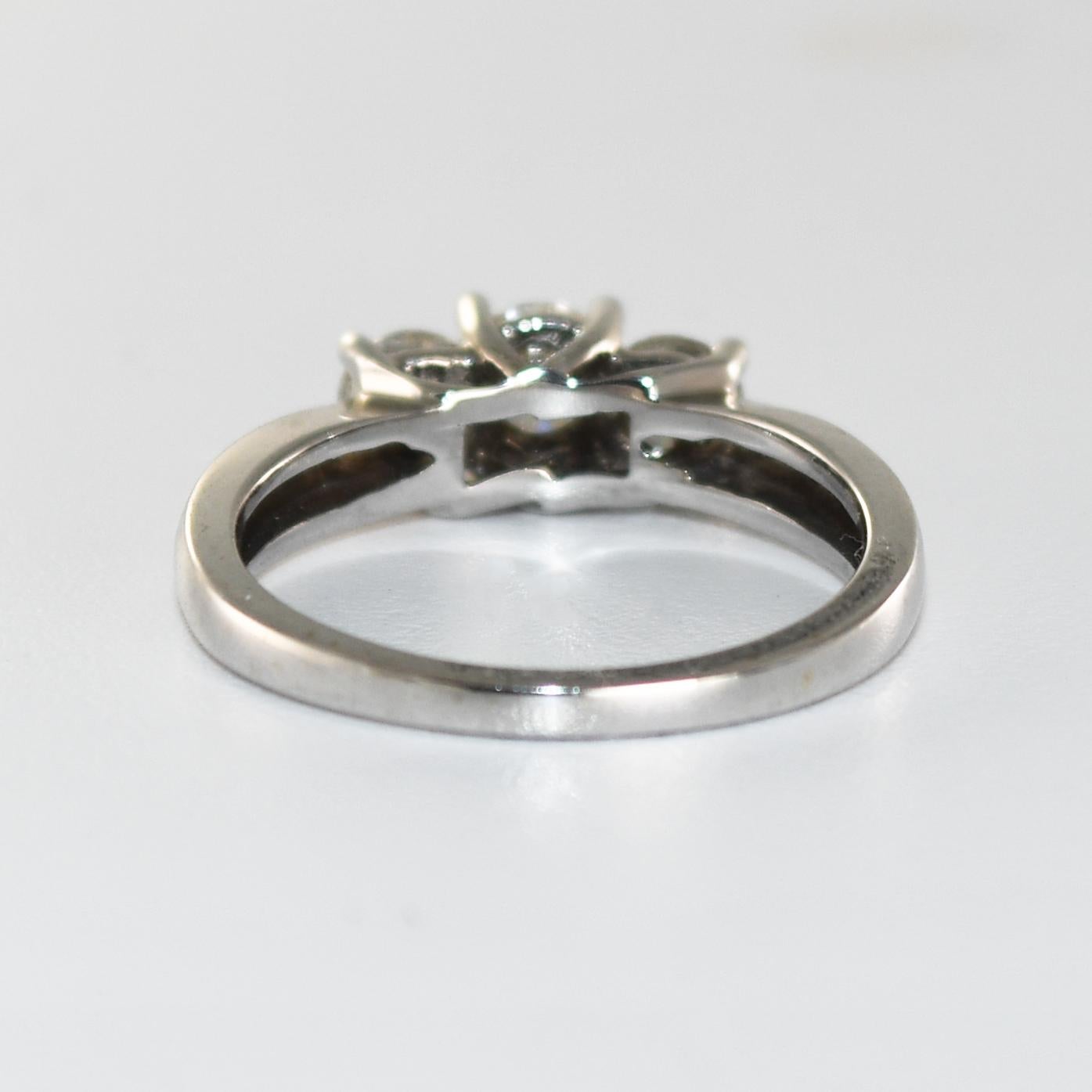 Anello con tre pietre di diamante in oro bianco 14K 1,00ct In condizioni ottime in vendita a Laguna Beach, CA