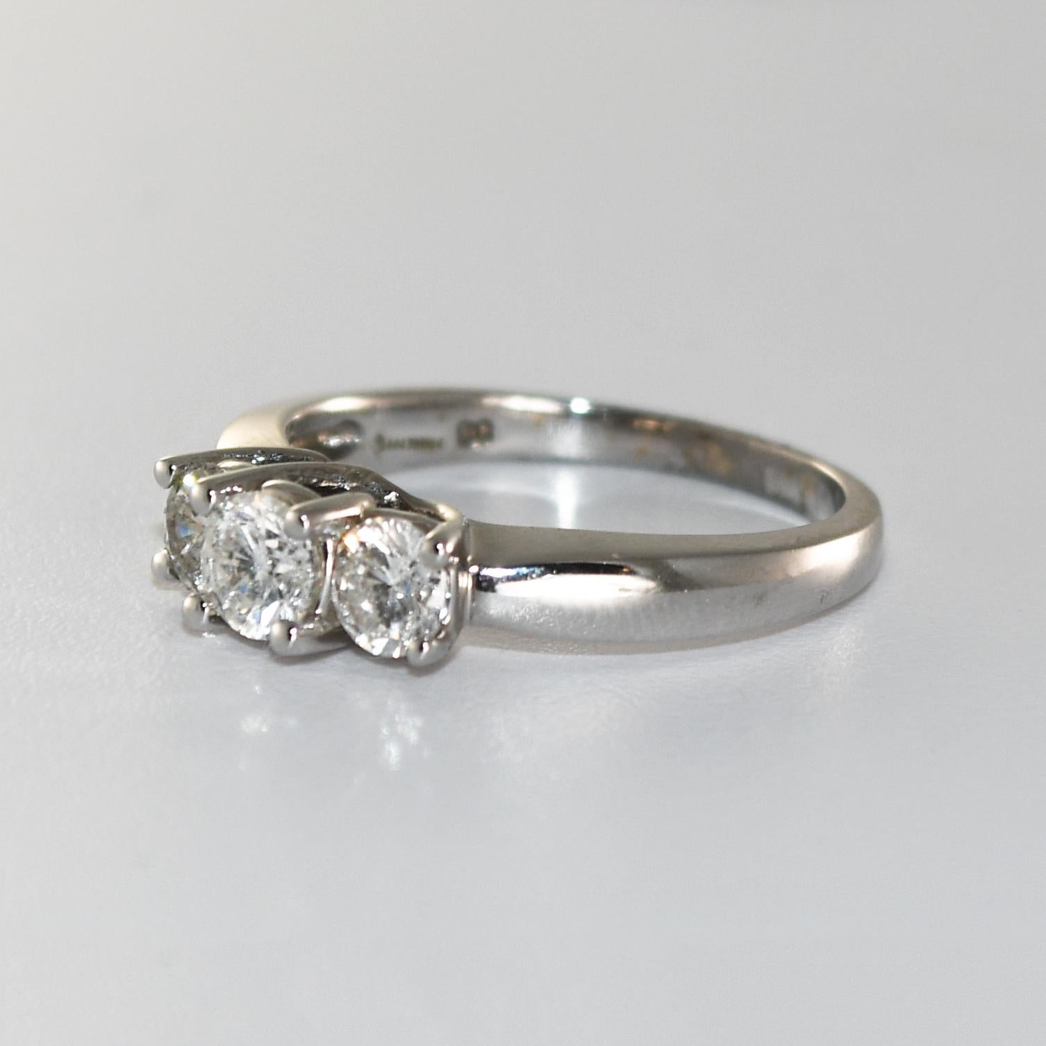 Anello con tre pietre di diamante in oro bianco 14K 1,00ct in vendita 1