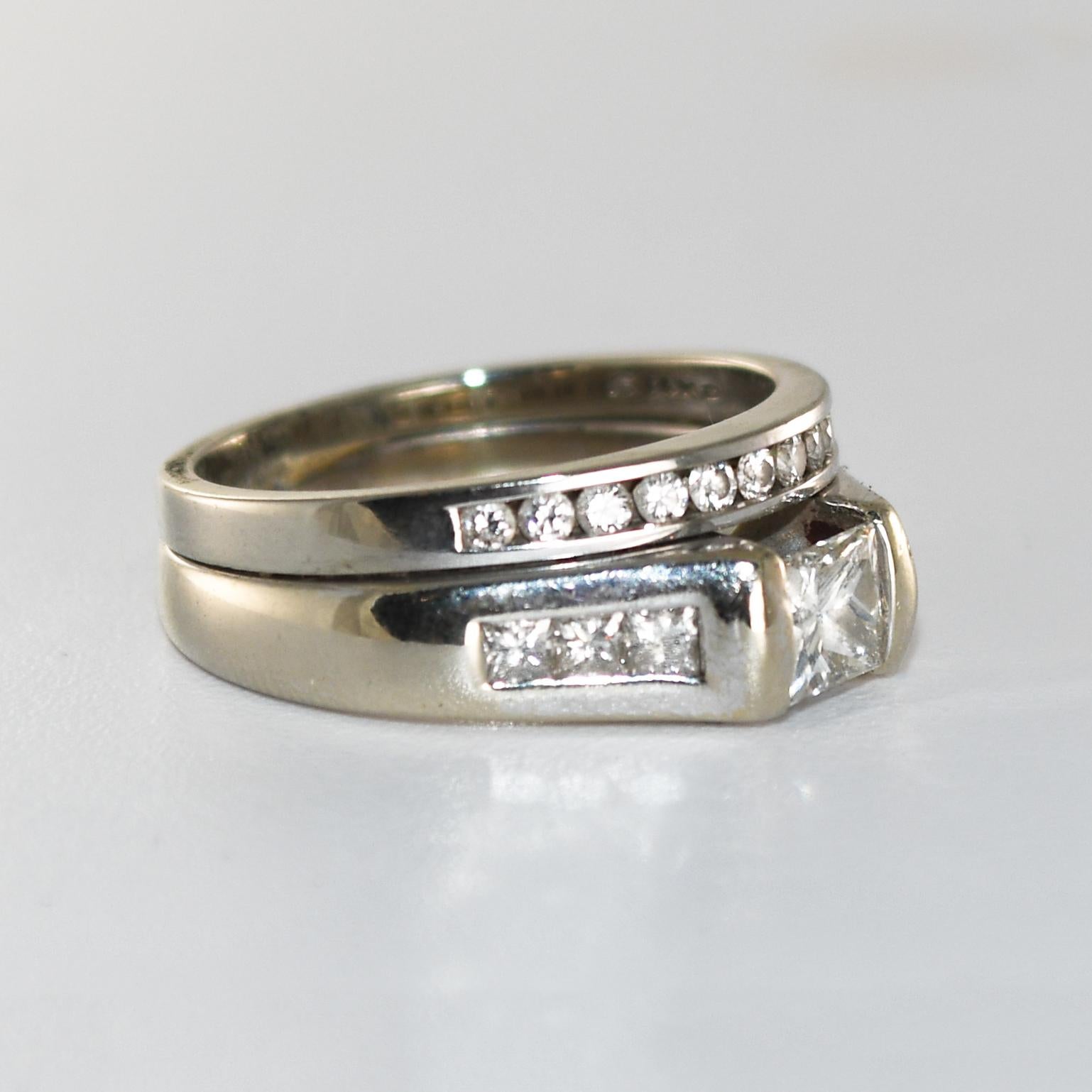 Bague de fiançailles en or blanc 14k.
La pierre centrale est un diamant certifié par l'American International Gemologist (AIG Certified #59281).
Diamant de taille princesse de 0,51 carat de pureté VS2 et de couleur I monté en monture tension.
De