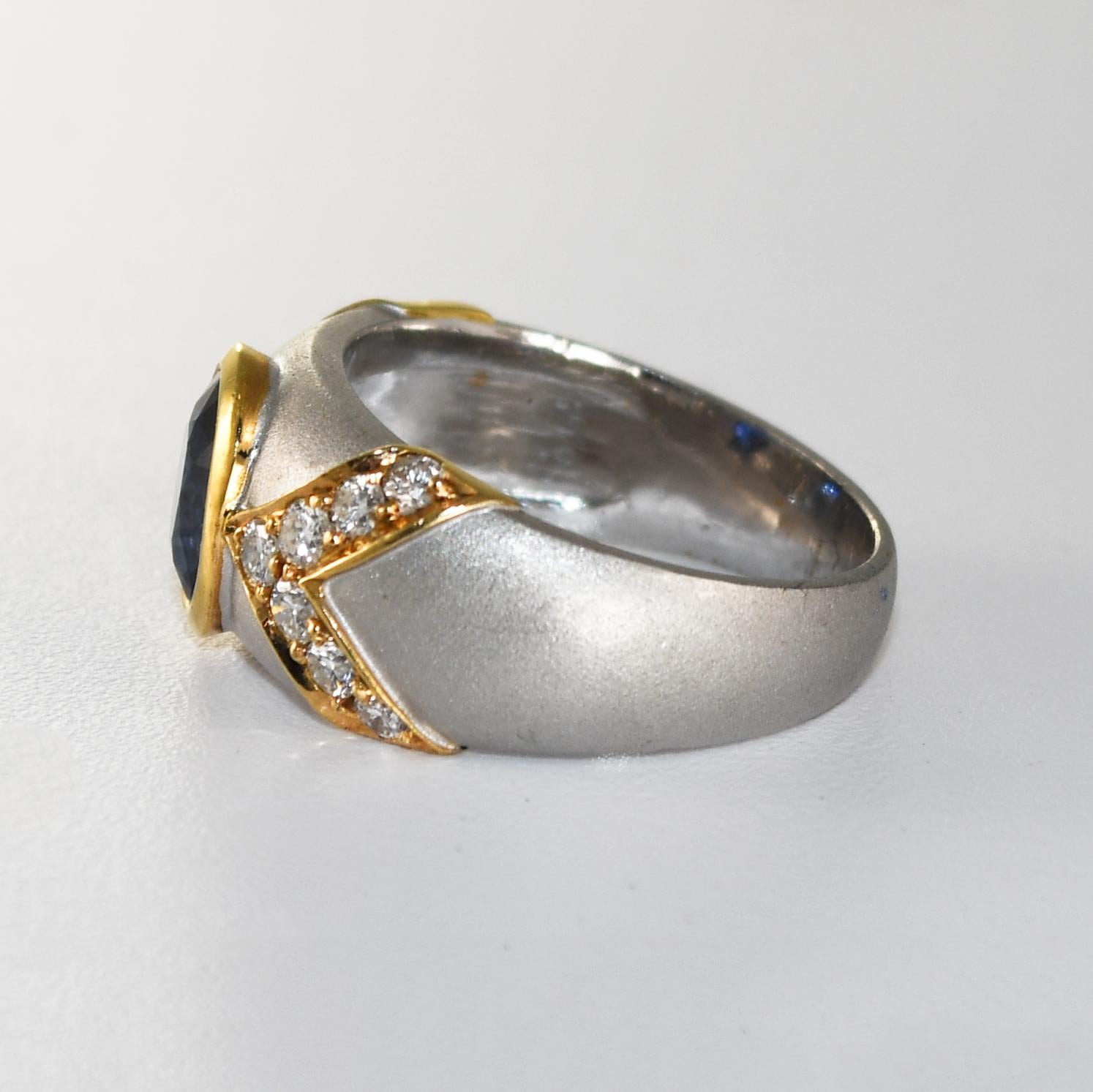 Taglio ovale Anello con zaffiro e diamante in oro bicolore 16K in vendita